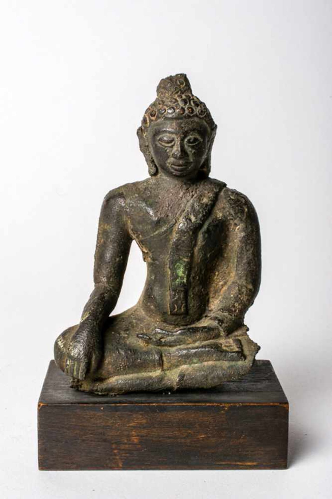 Buddha wohl 19. Jh. 11,8 cm hoch, Sockel: 2,5 cm Buddha, probably 19th c., 11,8 cm high, pedestal: