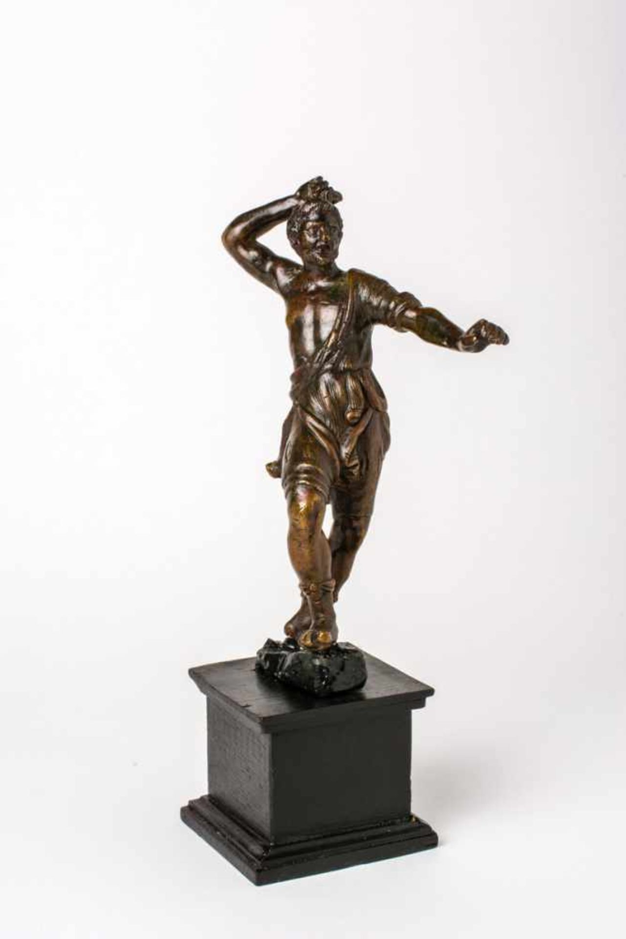 Speerwerfer Bronzefigur, wohl 16. / 17. Jh. 17,2 cm hoch, Sockel 6 cm Javelin thrower, Bronze