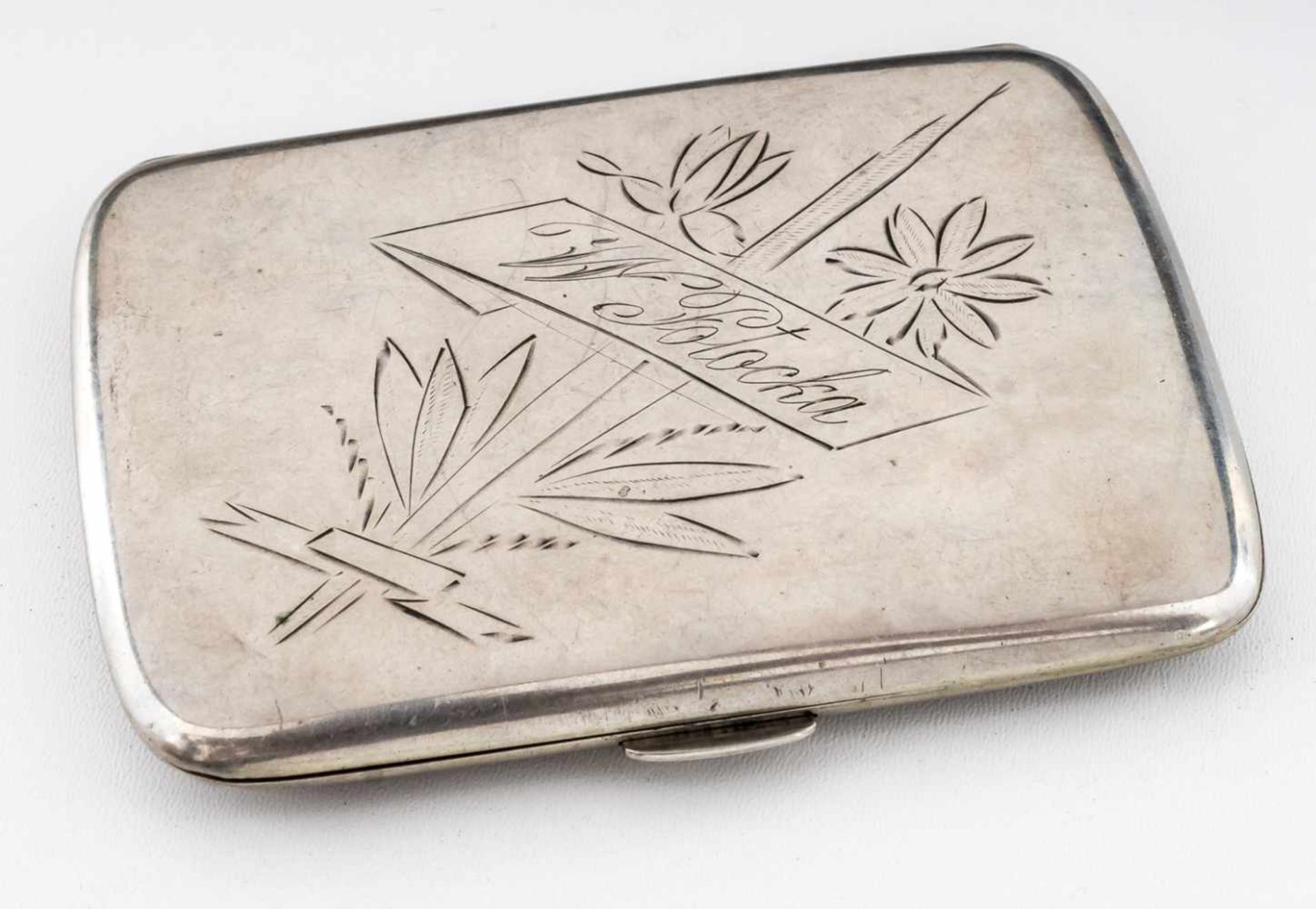 Zigarettenetui mit floralem Dekor Polen, Silber (103g), 1921/22 1,2 x 10 x 7,3 cm Innen gravierte