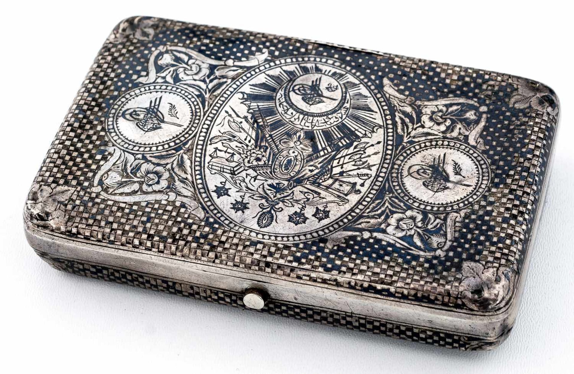 Tabakdose mit Niellodekor Türkei, Sultanzeit, Silber (142g) 1,8 x 9,7 x 6,3 cm Leicht verbeult.