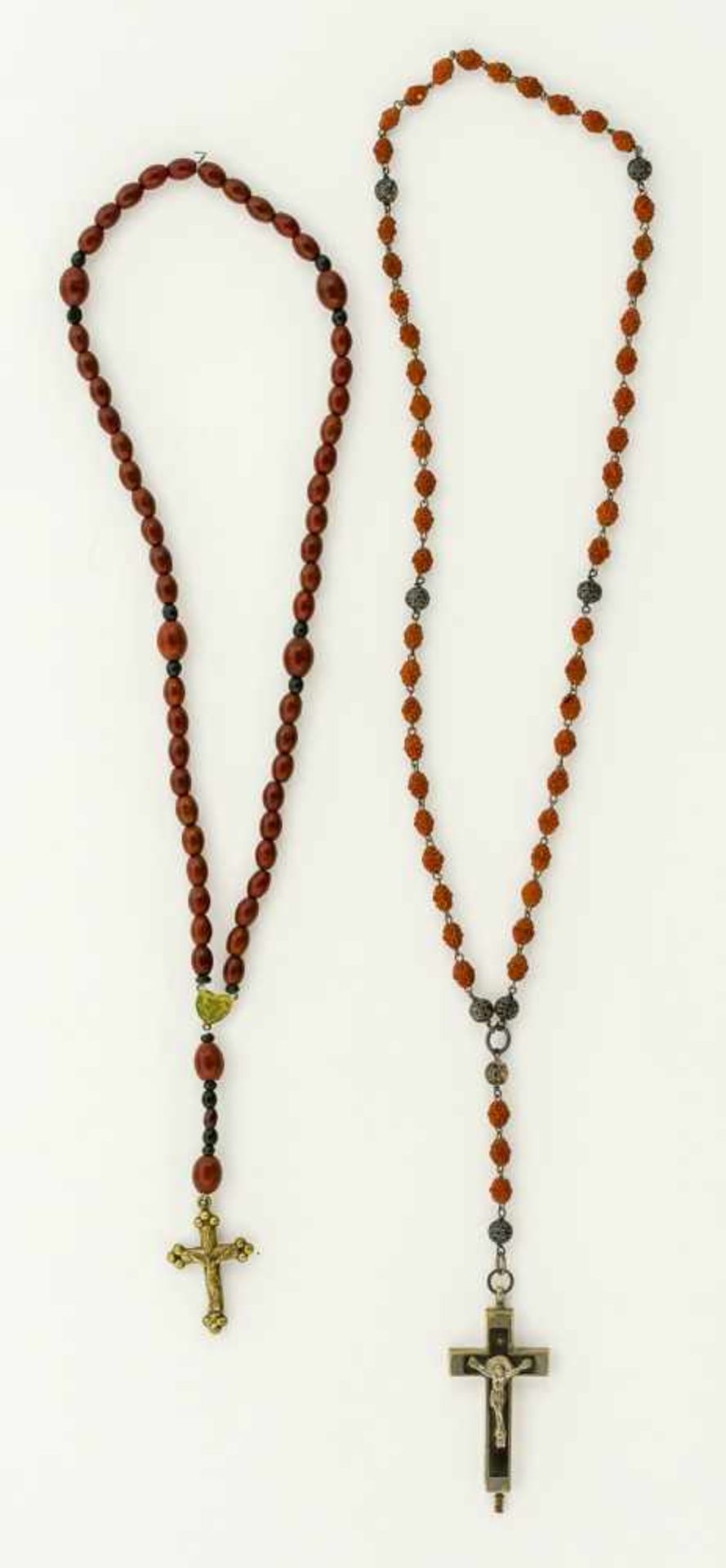 Zwei Rosenkränze, einer mit Reliquien Länge 40,5 und 49,5 cm Two rosaries, one with relics,
