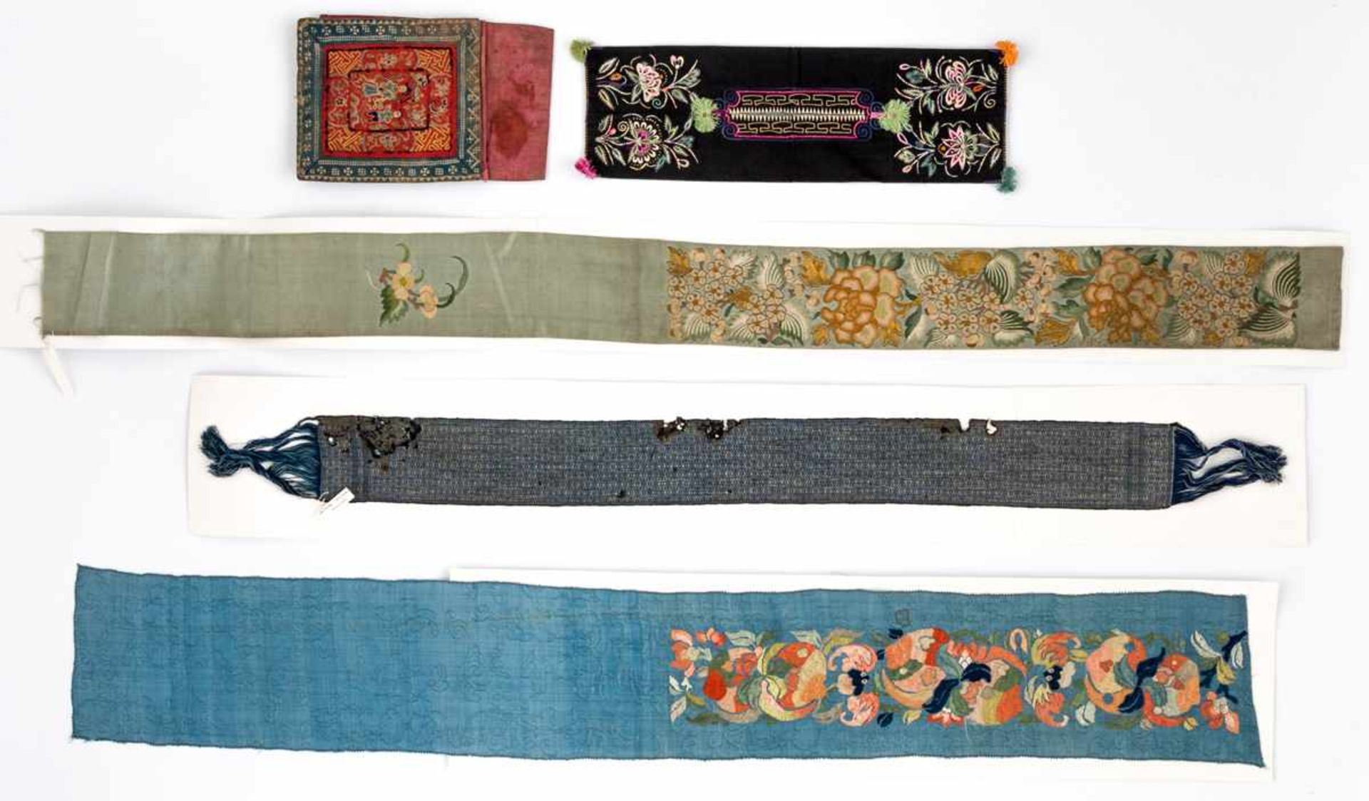 5 Textilien wohl China, 20. Jh. kleinstes (oben links): 21 x 14cm, größtes (2. von oben): 8,5 x