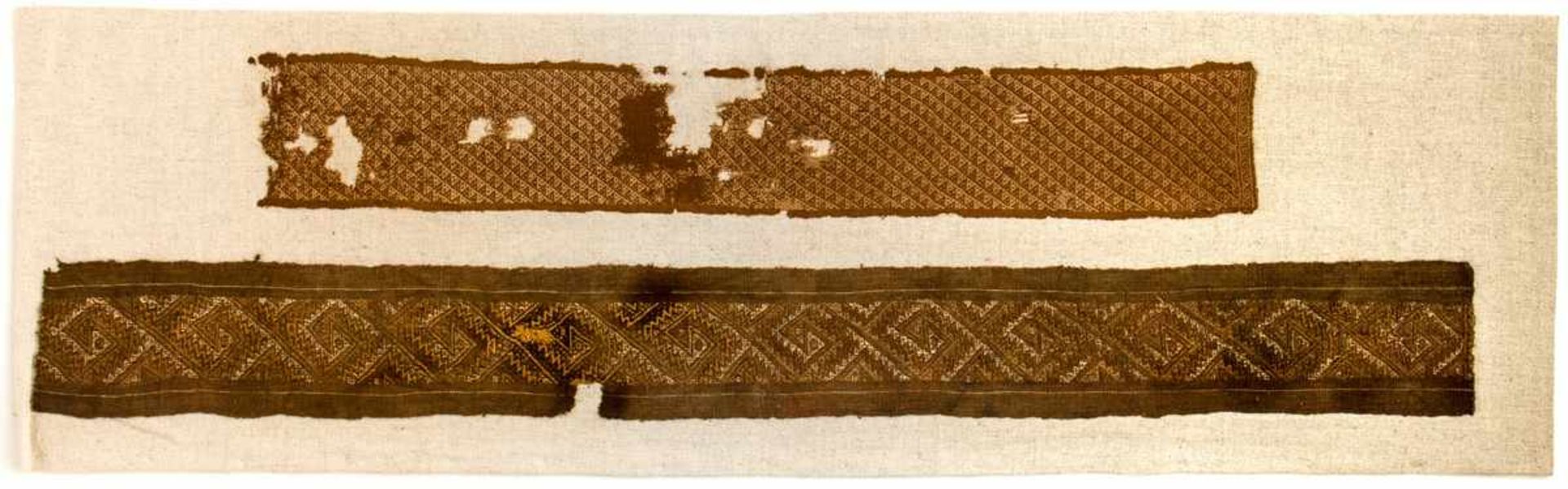 2 altperuanische Textilbänder nach Frau Dr. Hentschel: Baumwolle, Kettentechnick, 1110-1400 57 x 9