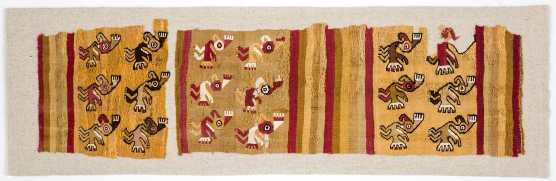 Zwei altperuanische Textilfragmente mit Vogelmotiv54,5 x 20,5 cm; 21 x 22 cmProvenienz: Sammlung Dr.