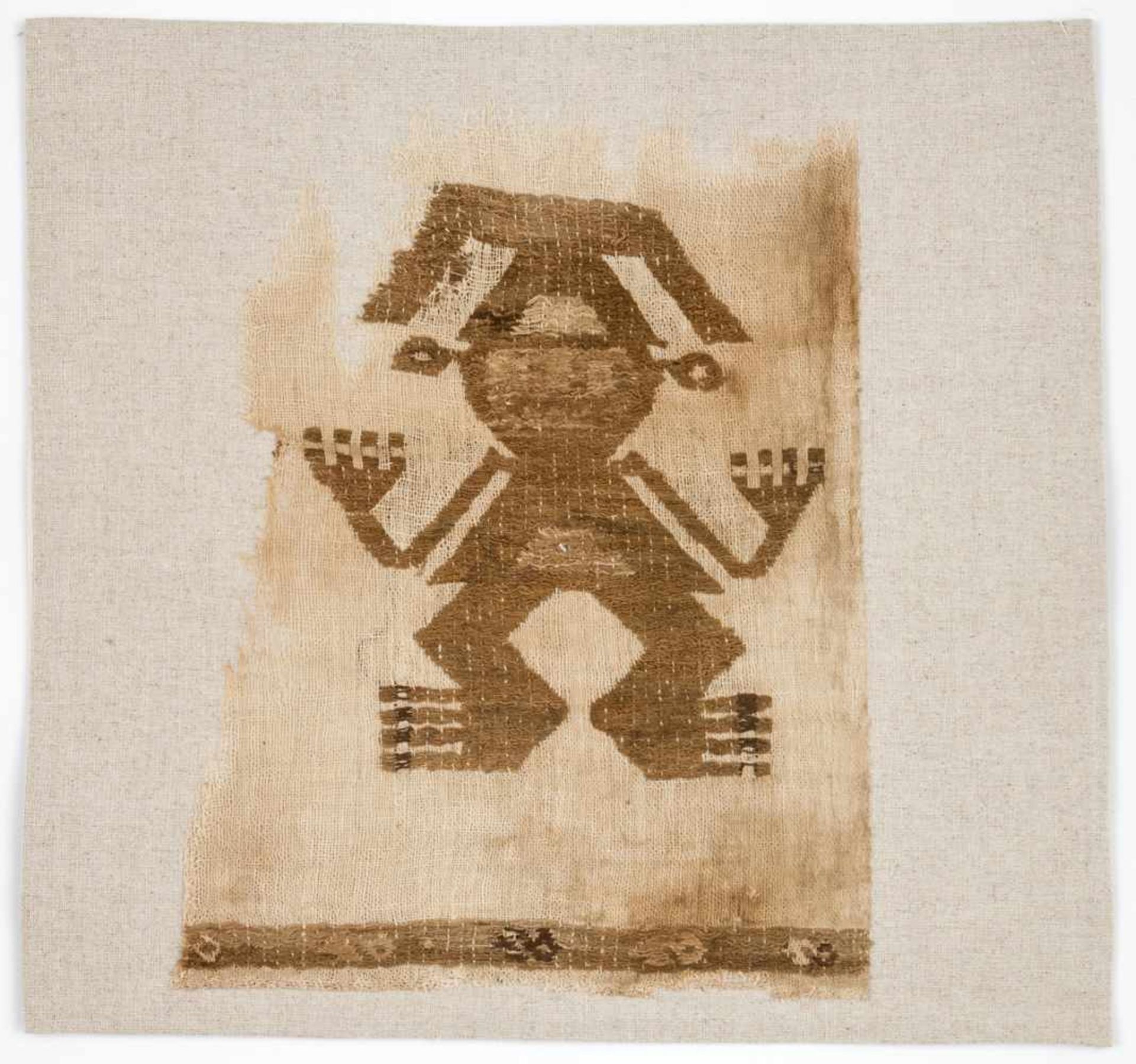 Altperuanisches Textilteil eines Hemdes mit gesticktem Mensch-Motiv Baumwolle, Leinenbindung,