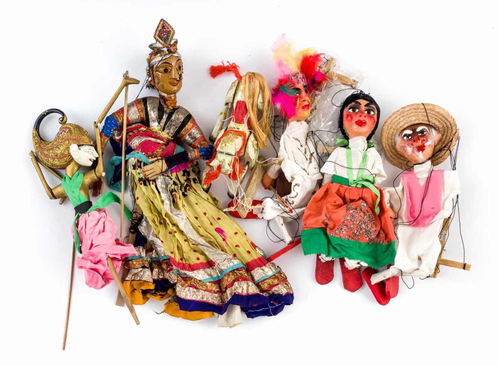 Figuren aus Puppentheater Holz / Stoffe, 20. Jh. Größte Figur: 56 x 20 cm, Figur links: 41 x 12cm,