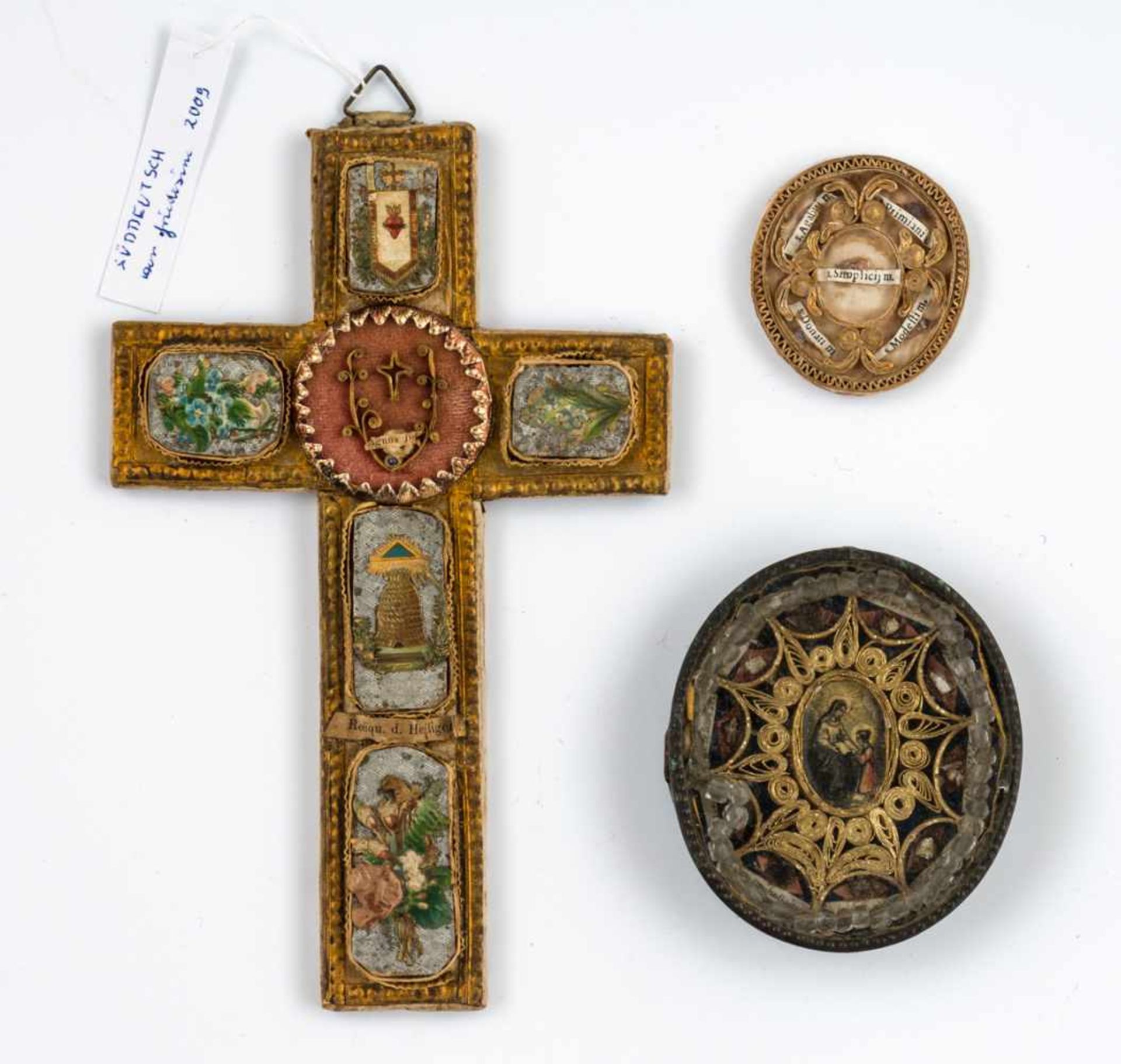 Kreuz und 2 Klosterarbeiten wohl Alpenraum, 19. Jh. 17 x 11,5 cm, 5 x 4 cm, 8 x 7 cmProvenienz: