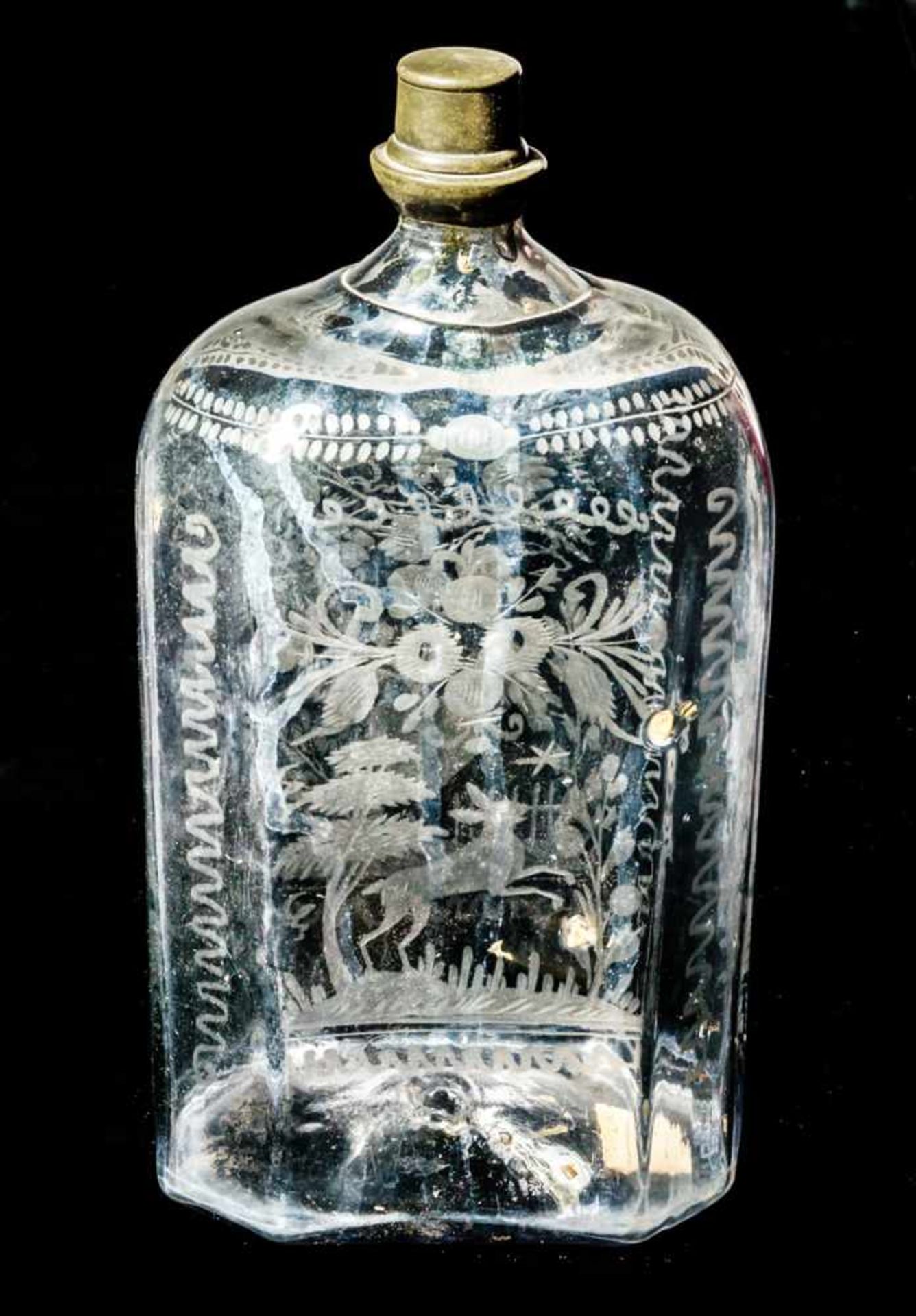 Schnapsflasche wohl Böhmen, frühes 19. Jh. 24 x 11,5 x 8,5 cmProvenienz: Sammlung Dr. Dorothea