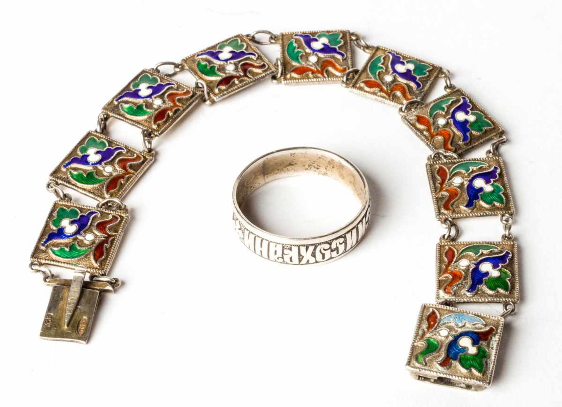 Armband und Ring "Rette und Schütze"Sowjetunion, Silber20 x 1,5 cm; d: 2 cm, h: 0,5 cmProvenienz: