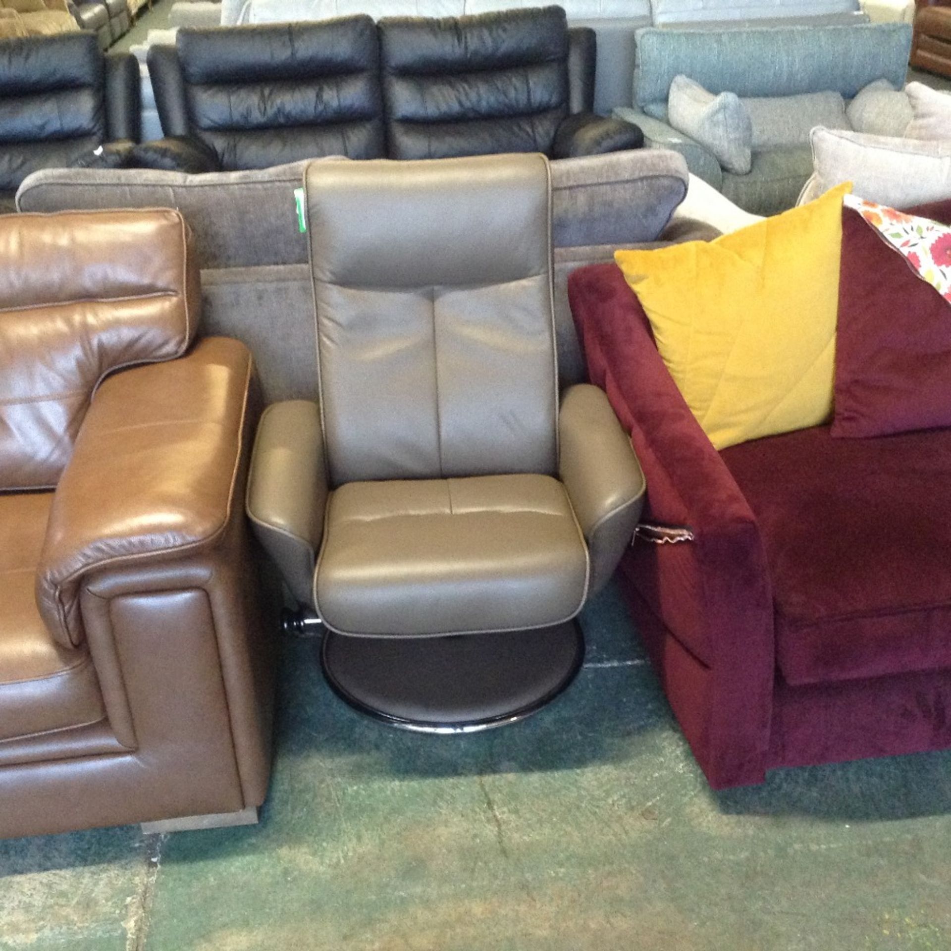 QUATRO BROWN RECLINING CHAIR