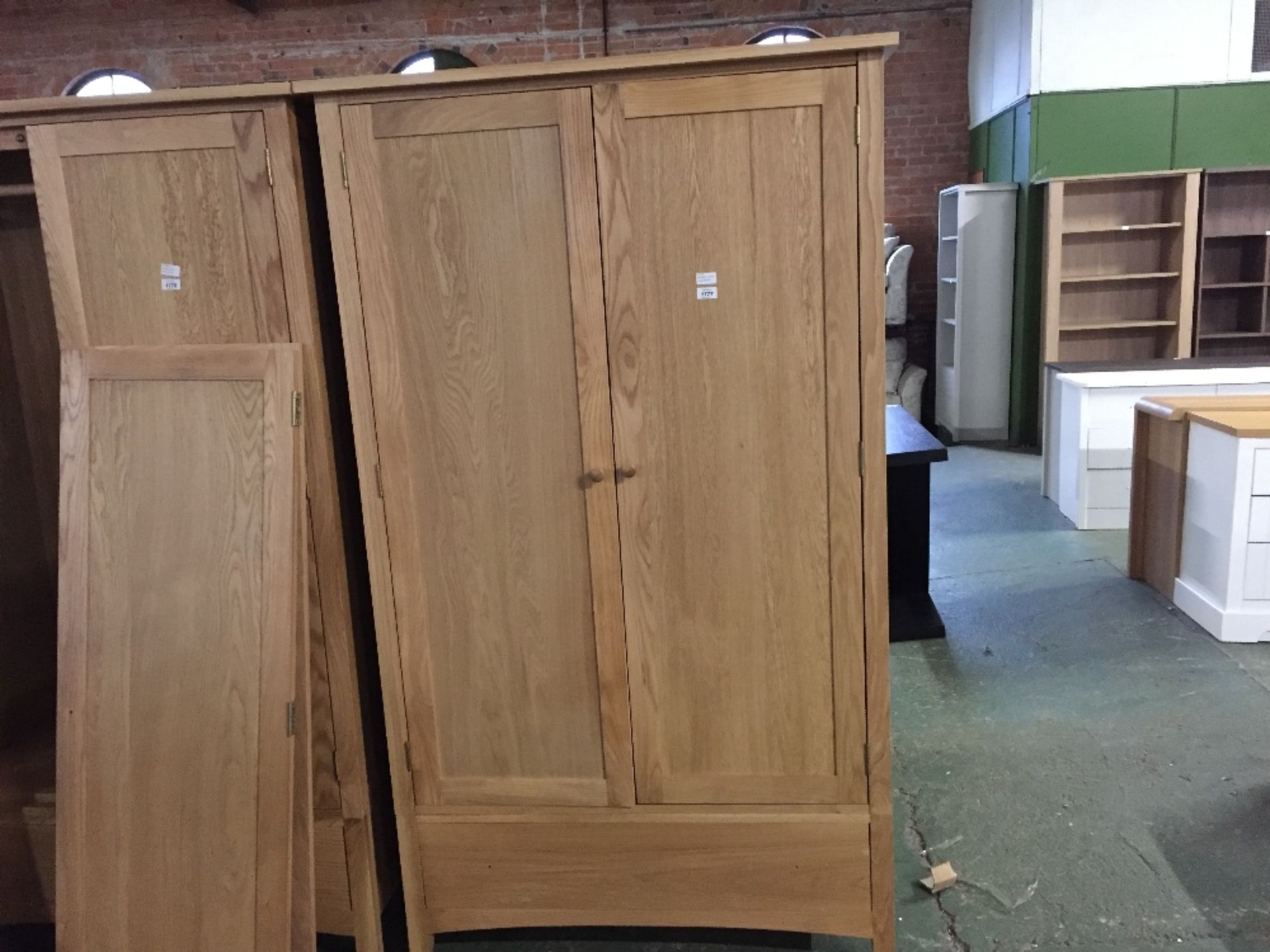 MARBLEHEAD OAK DOUBLE WARDROBE ()