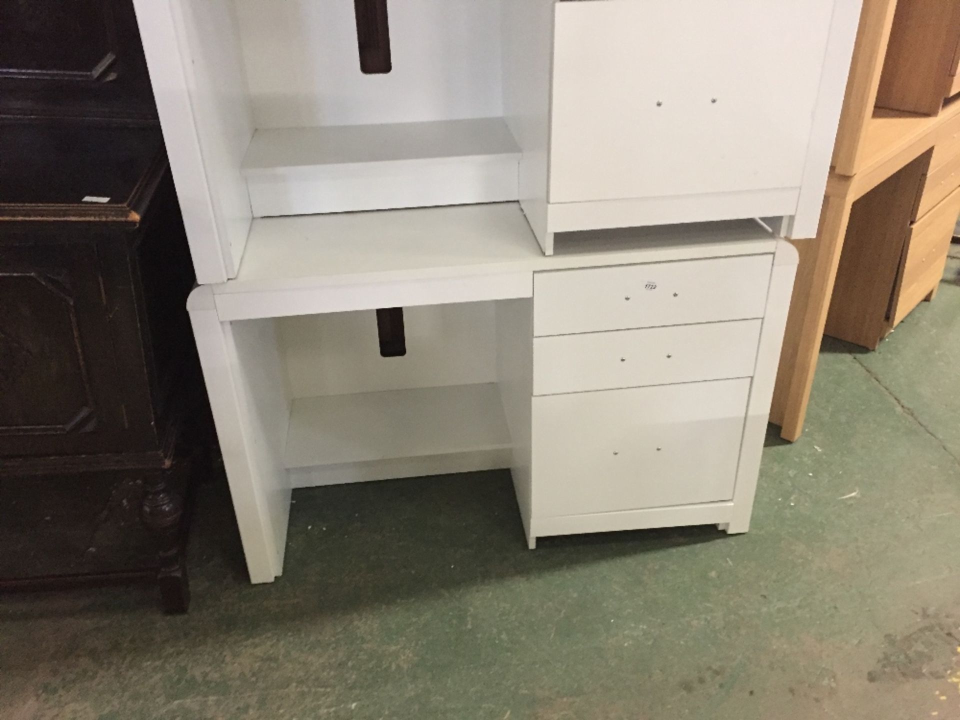 WHITE 3 DRAWER DESK (return)