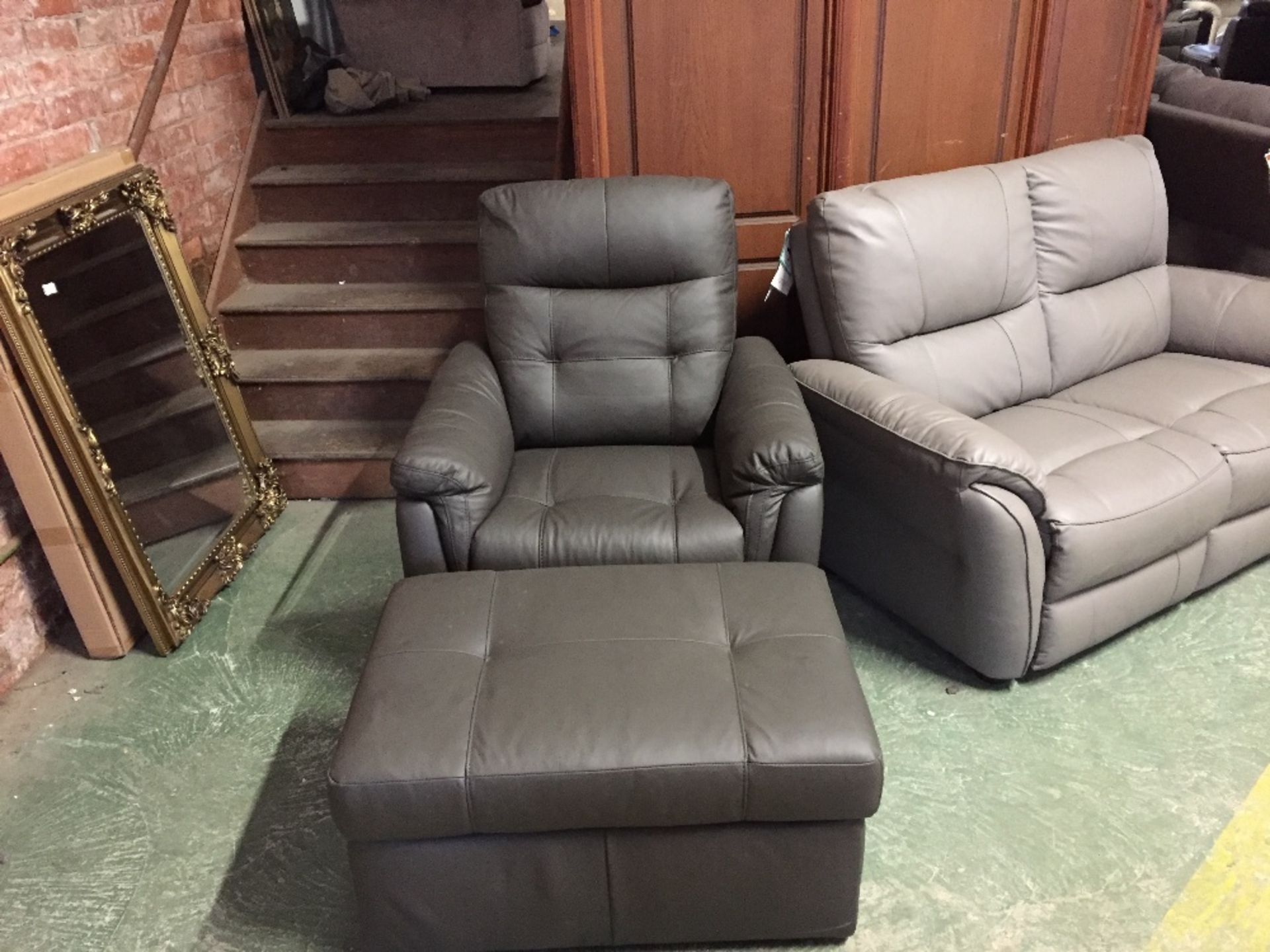 BROWN LEATHER MANUAL RECLINING CHAIR WITH ADJUSTAB