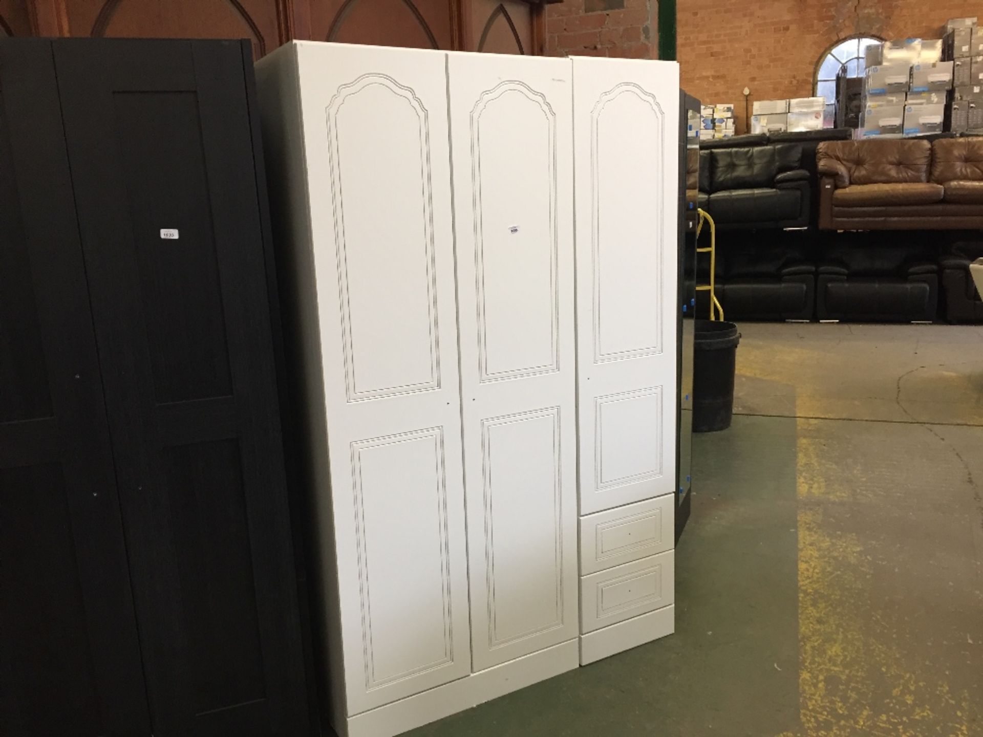 WHITE TRIPLE WARDROBE (return missing handles)