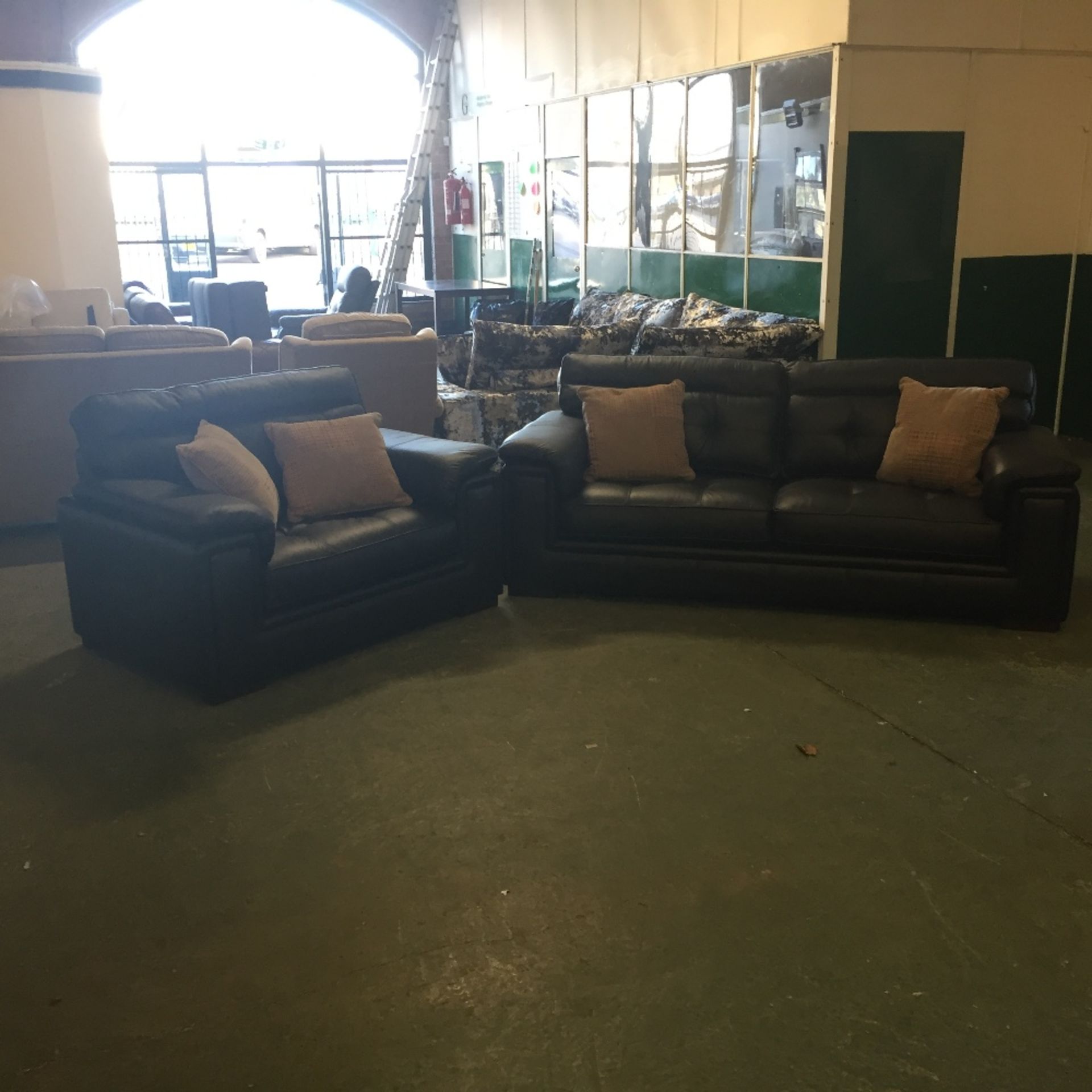 BLACK LEATHER 3 SEATER SOFA AND SNUG CHAIR (230 23
