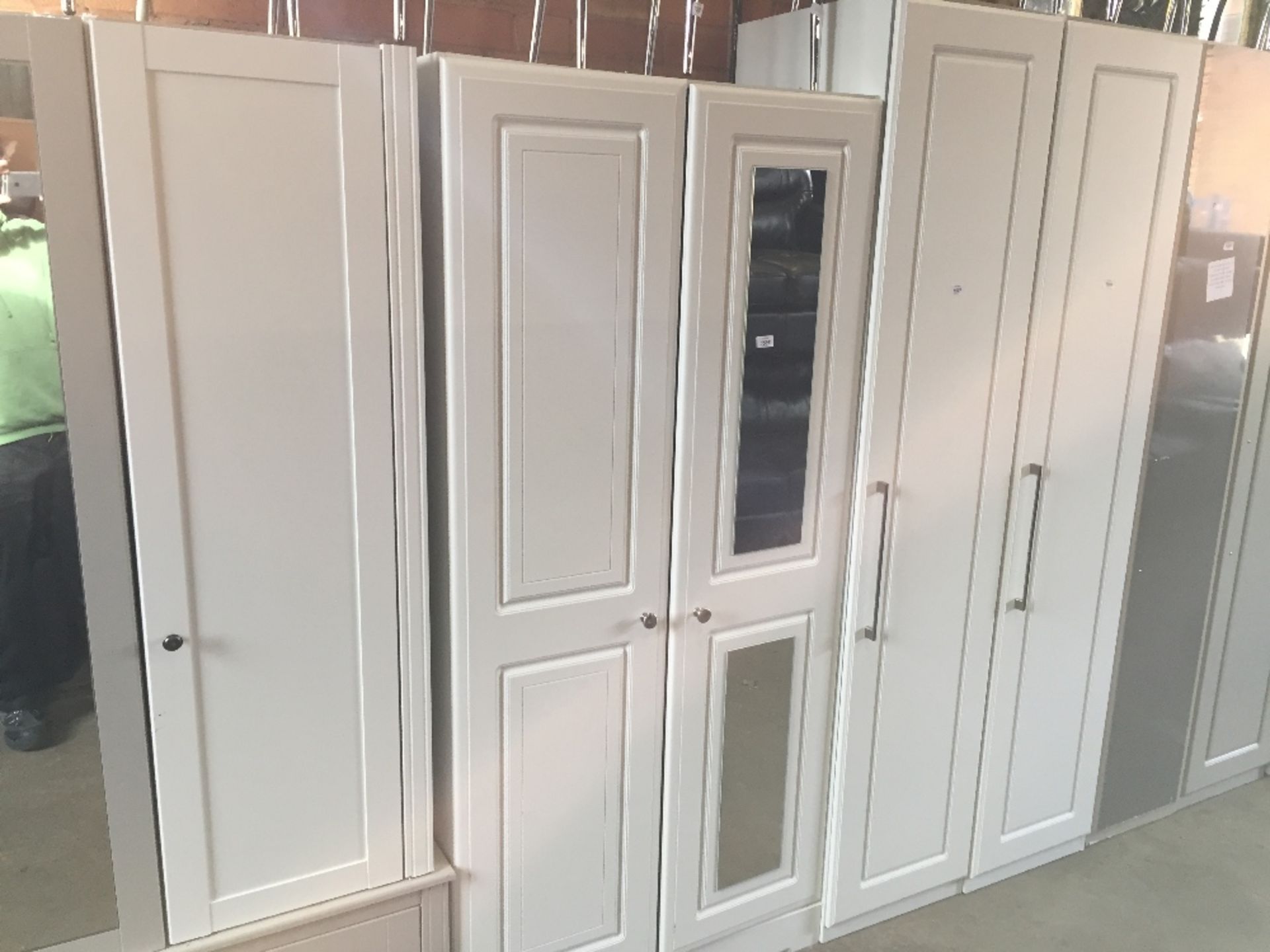 WHITE PART TRIPLE WARDROBE(return)