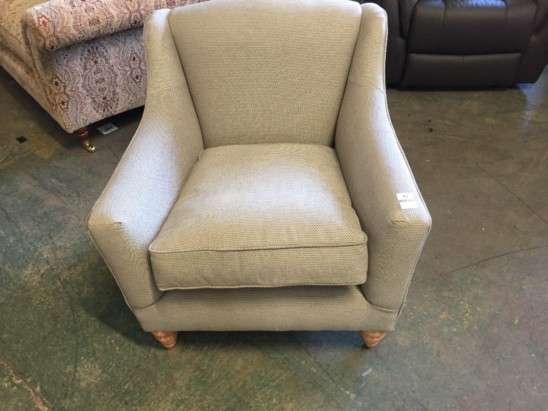 GREY ACCENT CHAIR (TROO1157-WOO342961)
