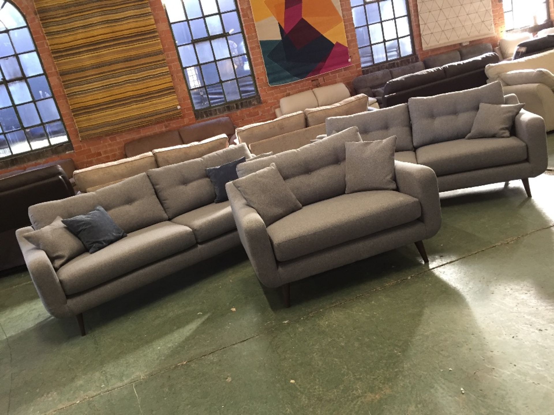 GREY FABRIC LARGE 3 SEATER SOFA 2 AND A HALF SEATE