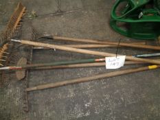 Quantity of metal rakes