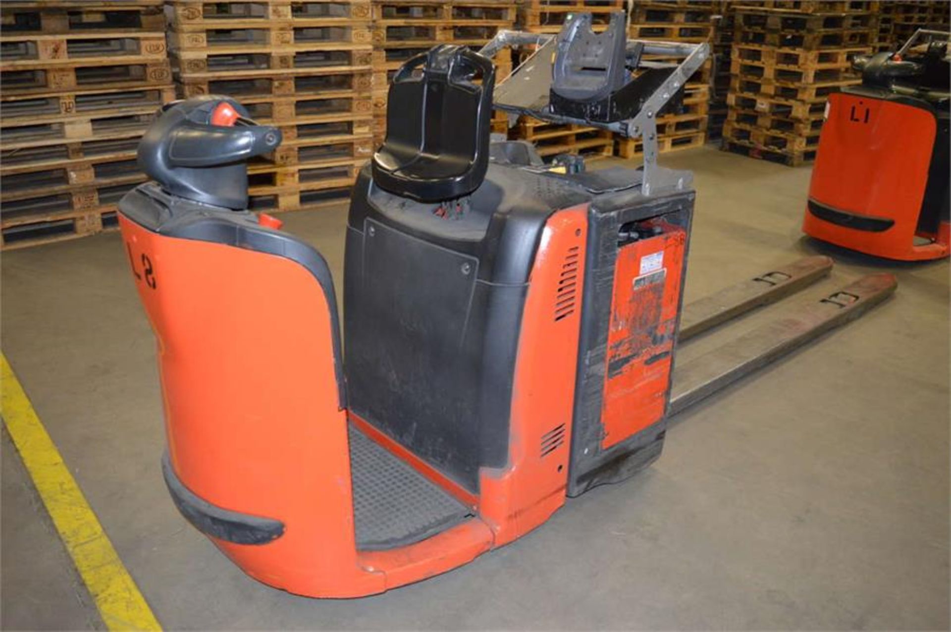 Linde, Model: T20/SP, double pallet ride on electric low level order picker, Serial No. W4X132A01849 - Image 2 of 4