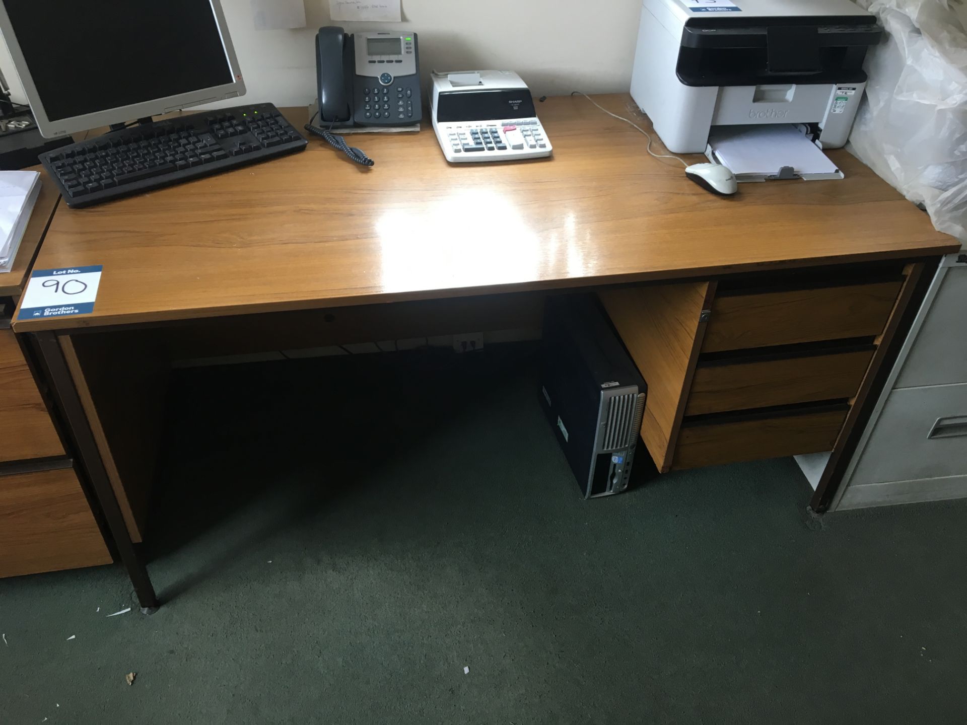 Dark oak effect single pedestal desk, approx. 1,530mm x 750mm x 730mm (Contents of desk not - Image 2 of 2