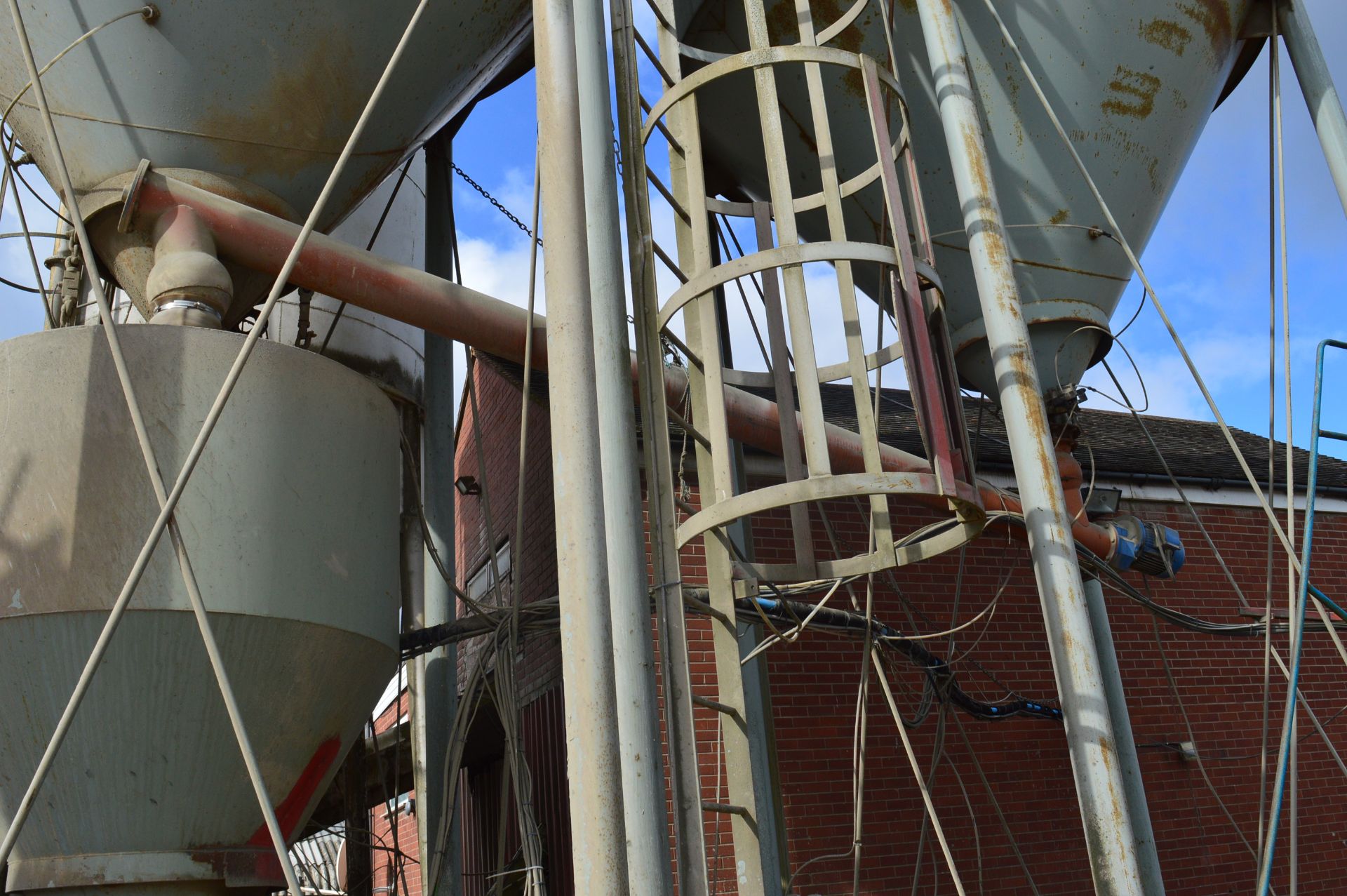 Inclined auger transfer conveyor, approx. 4.6m length (Please note - acceptance of the final highest - Image 2 of 3