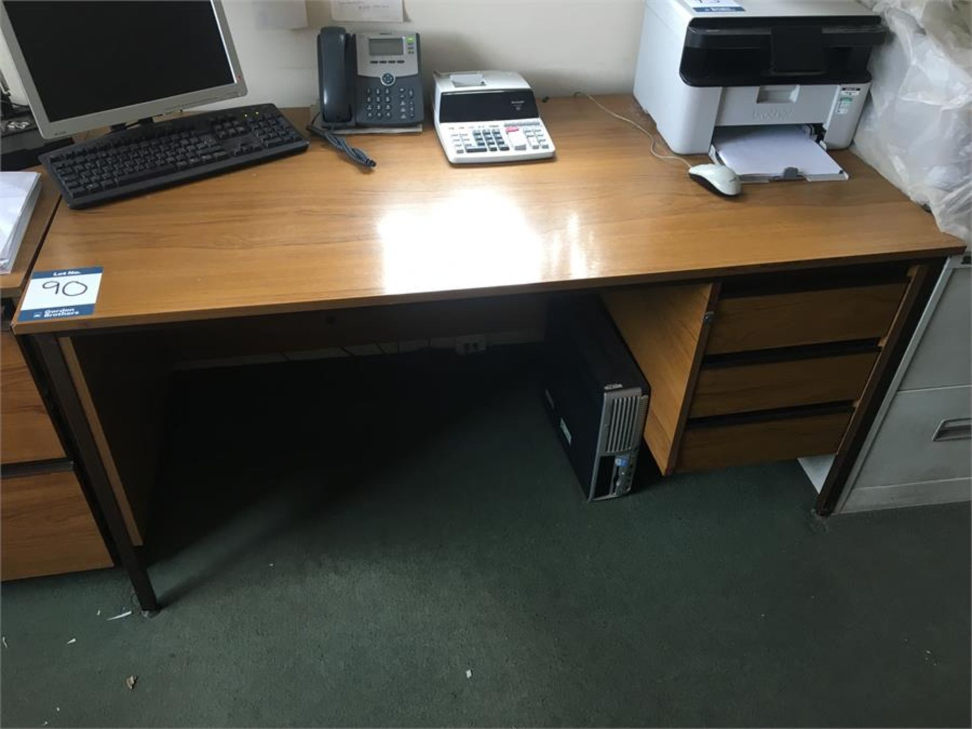 Dark oak effect single pedestal desk, approx. 1,530mm x 750mm x 730mm (Contents of desk not
