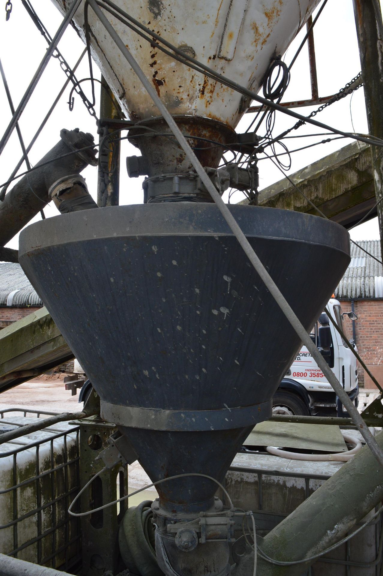 1 tonne weigh hopper complete with load cell (Please note - acceptance of the final highest bid on