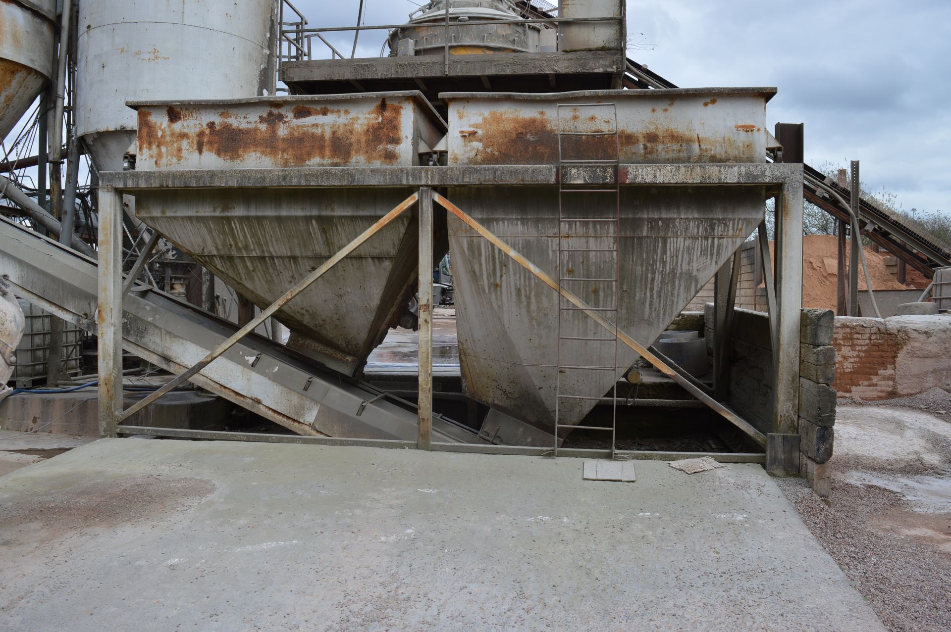 Approx. 20 cu. Metre Wet & Dry Concrete Batching Plant comprising:- 2 x RSJ frame mounted 20 tonne - Image 3 of 18