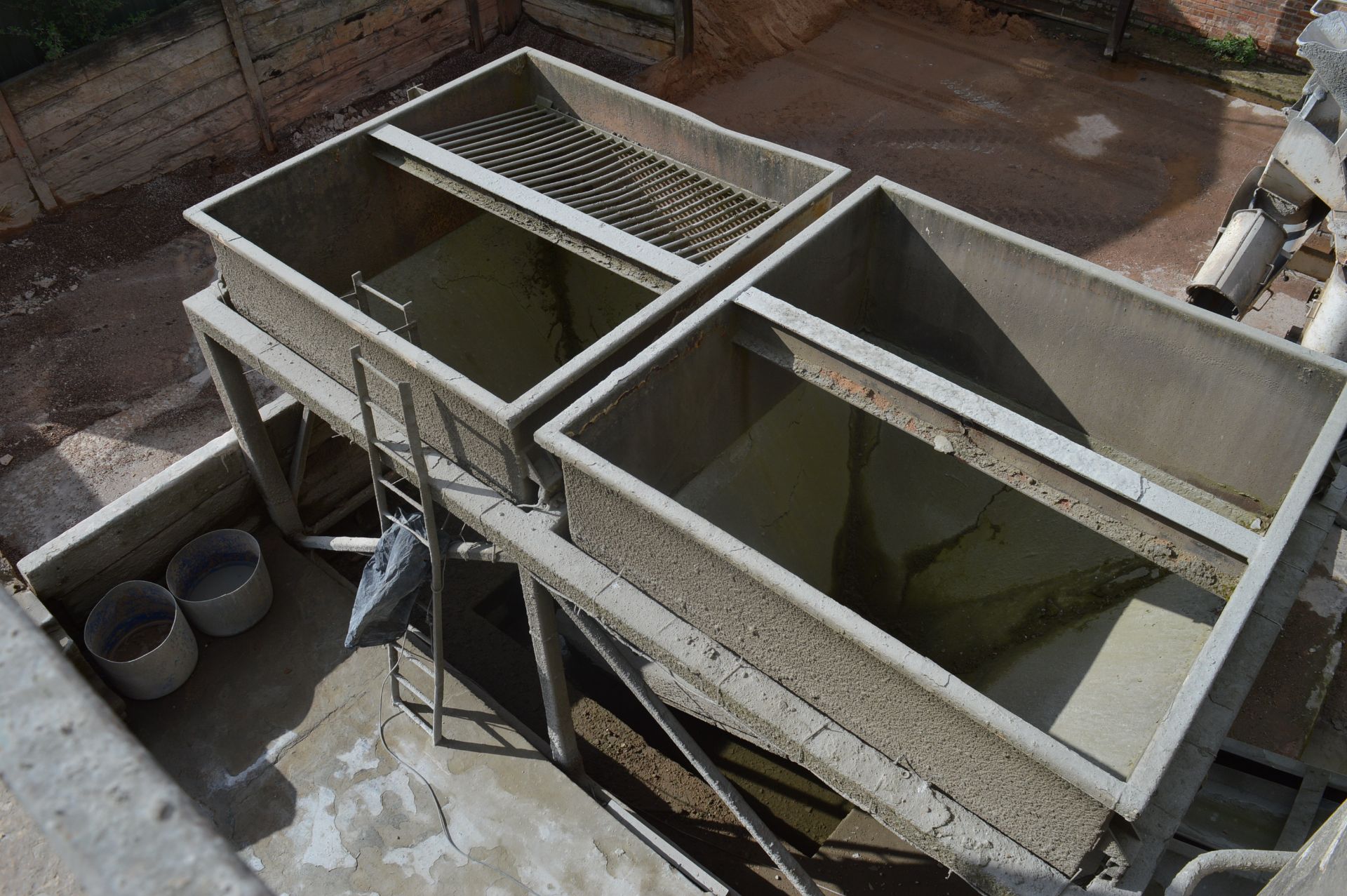 2 x RSJ frame mounted 20 tonne aggregate back weighed hoppers each complete with load cell (RSJ - Bild 2 aus 3