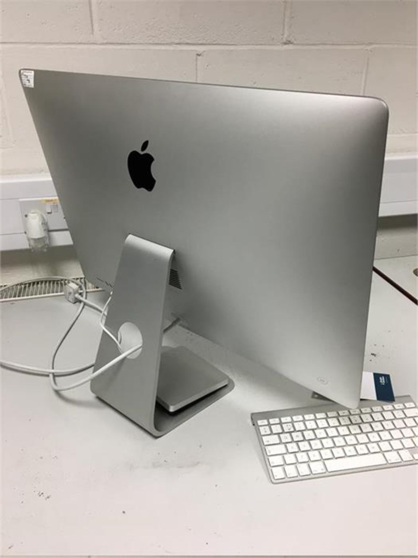 Apple 27" iMac, Model: A1419 complete with CD drive, wireless mouse and keyboard - Bild 2 aus 3