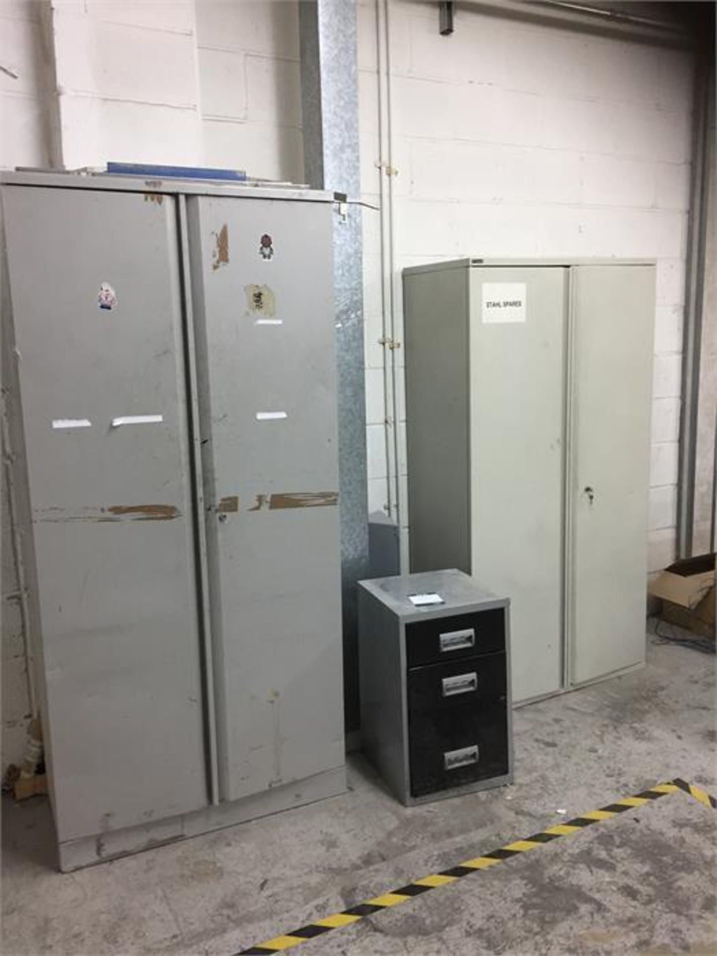 Four Grey steel 2 door cabinets, three drawer pedestal cabinet and three 4 section personal - Bild 2 aus 3