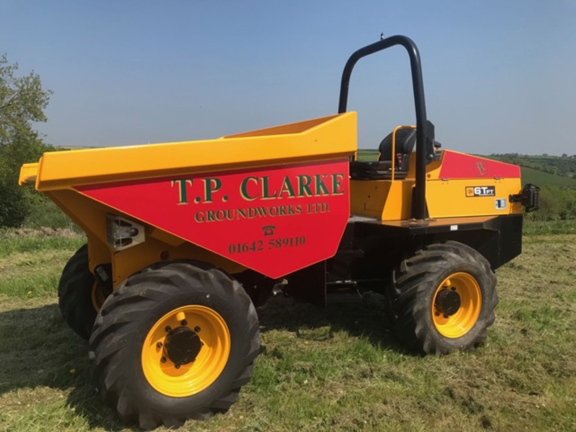 JCB model 6FT articulated dump truck, 2016, 2 recorded hours unused on site - Image 2 of 9