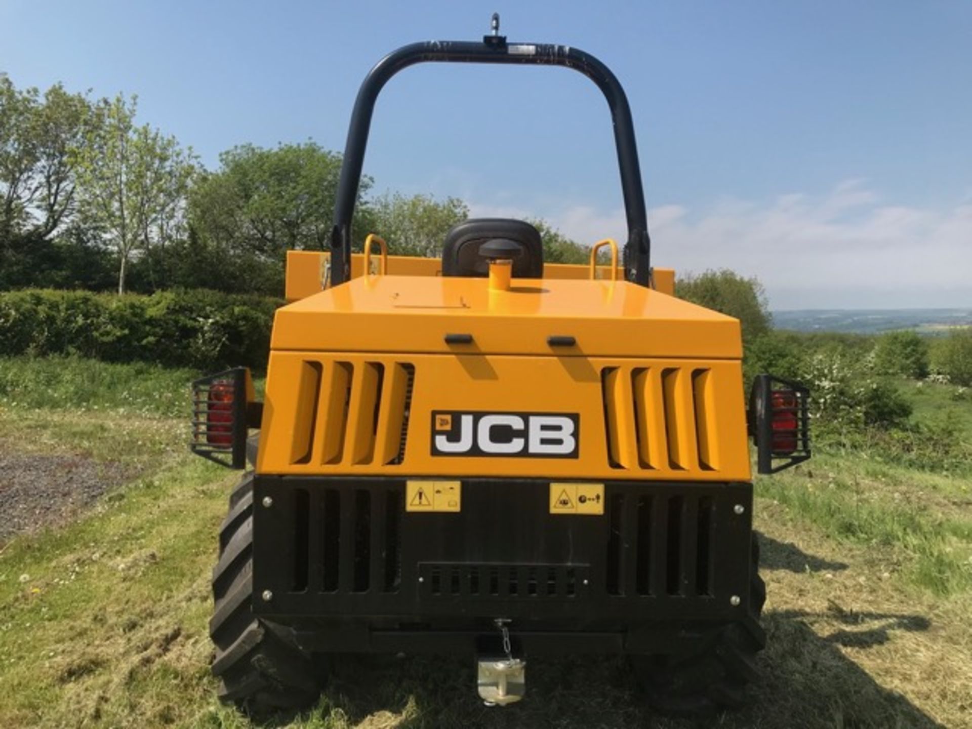 JCB model 6FT articulated dump truck, 2016, 2 recorded hours unused on site - Image 5 of 9