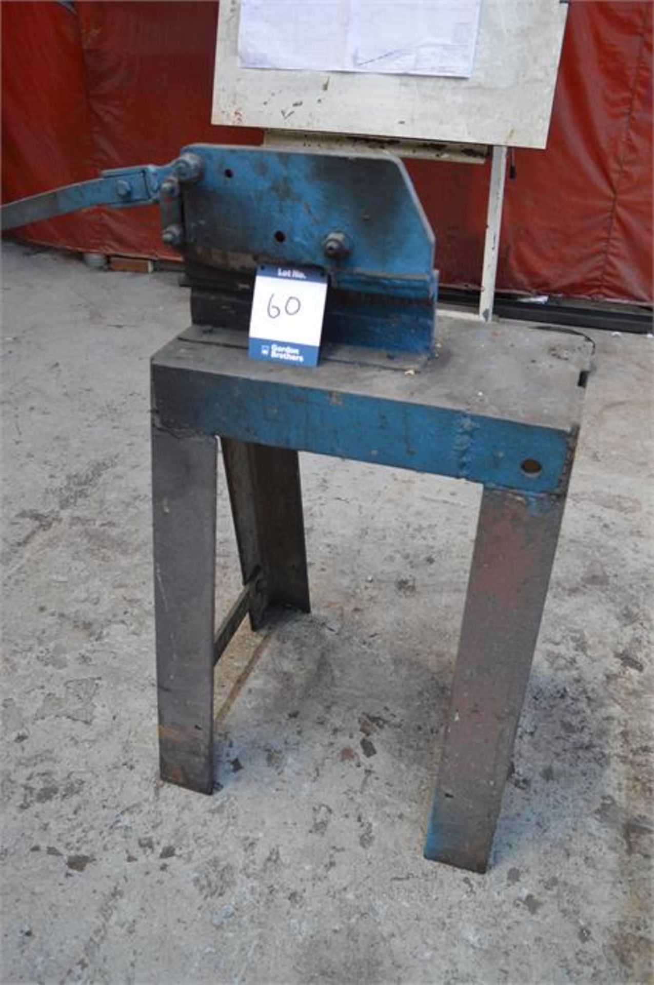 Bench mounted vice with bench mounted manual guillotine - Bild 2 aus 2