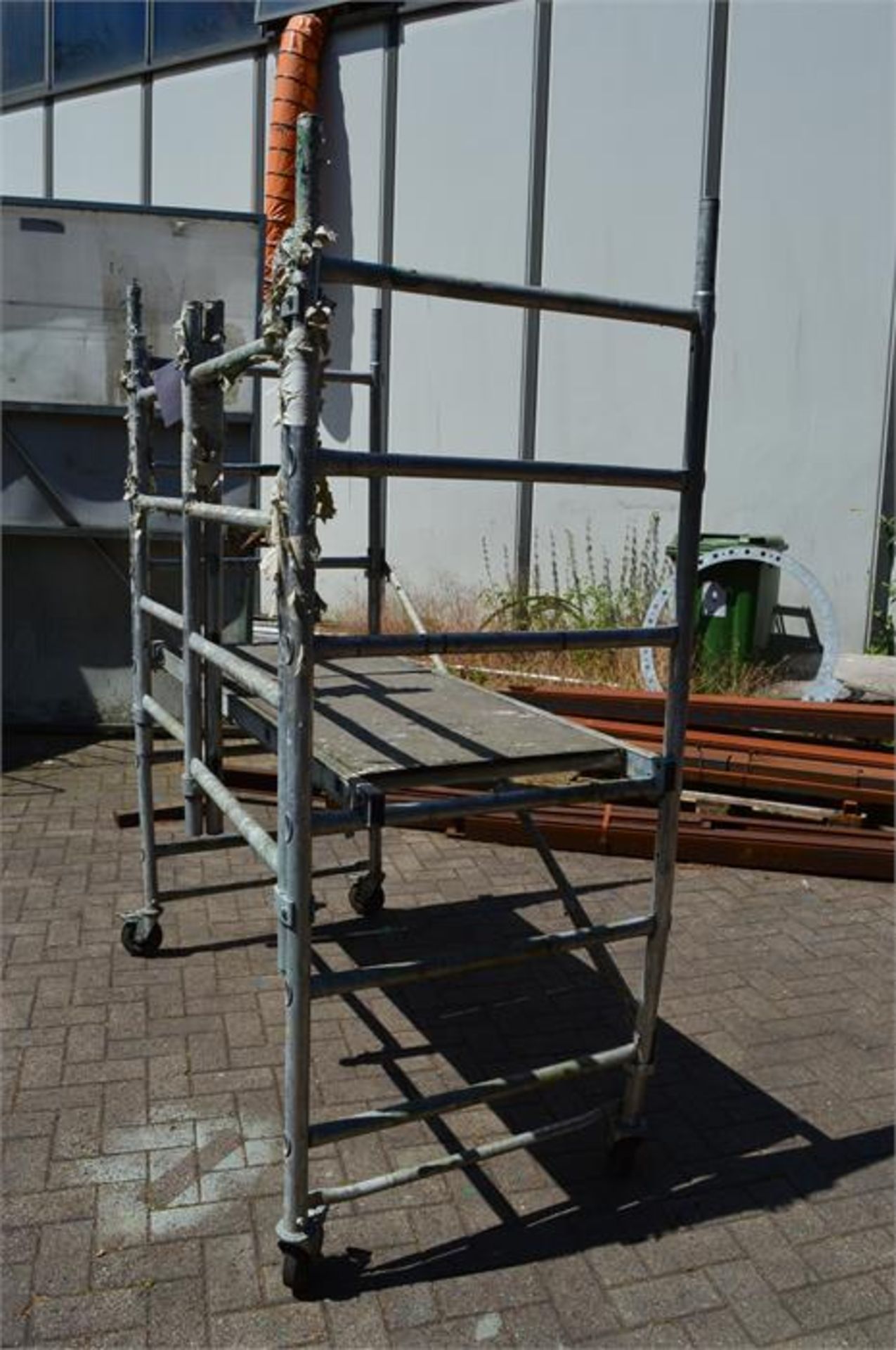 Make unknown, mobile aluminium scaffold tower, single platform, c.1620mm (L) x 770mm (W) x 1920mm ( - Image 2 of 2