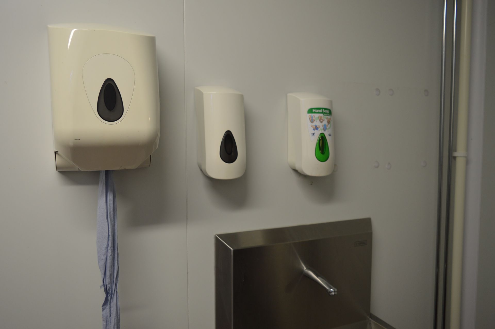 Soap / sanitiser dispensers and paper towel dispensers, wall mounted (Located at Crantock Bakery, - Bild 2 aus 4