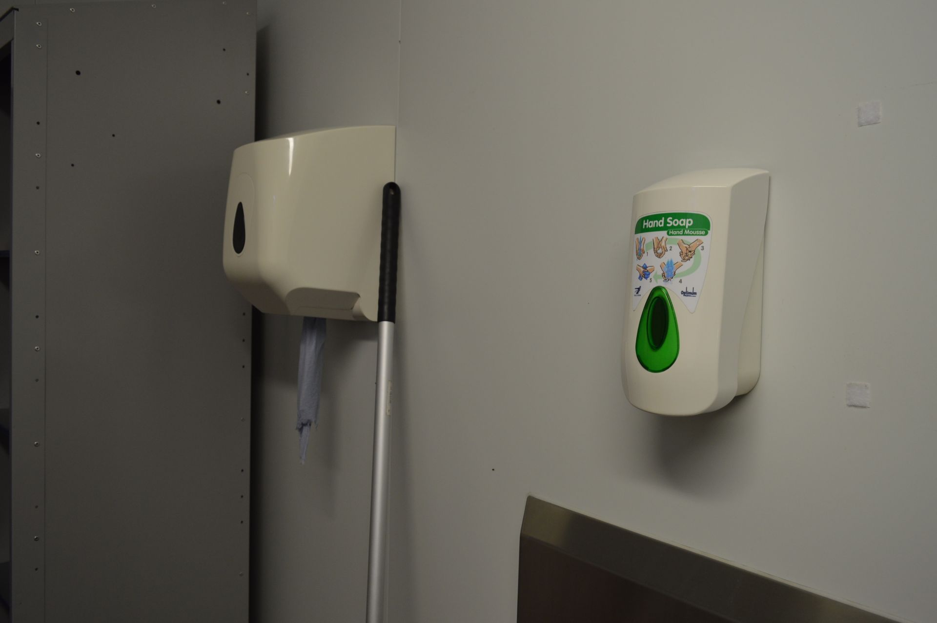 Soap / sanitiser dispensers and paper towel dispensers, wall mounted (Located at Crantock Bakery, - Bild 3 aus 4