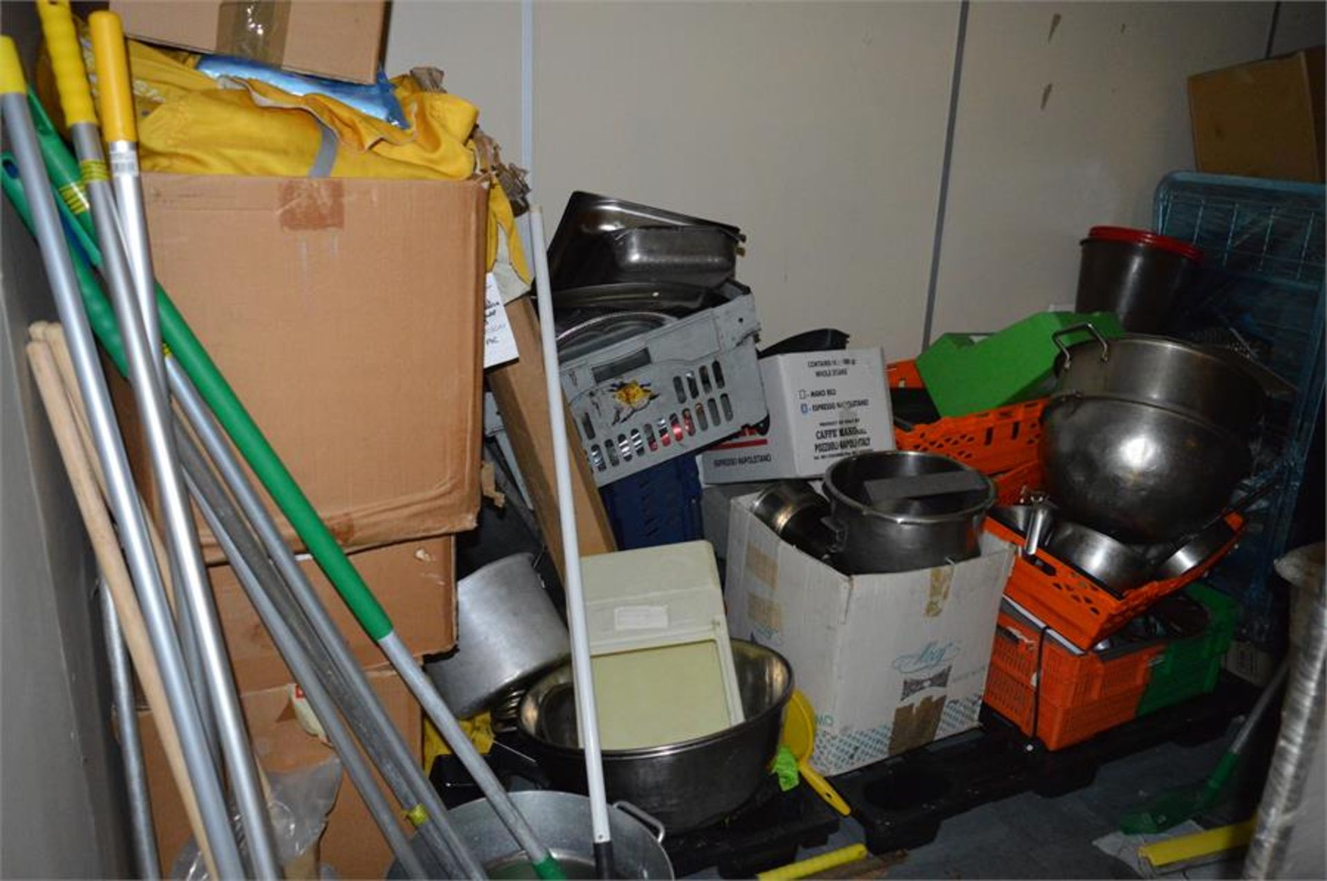 Contents of stock room to include: Packaging materials, oversides, cake bases, boxes, poly film, - Bild 2 aus 7