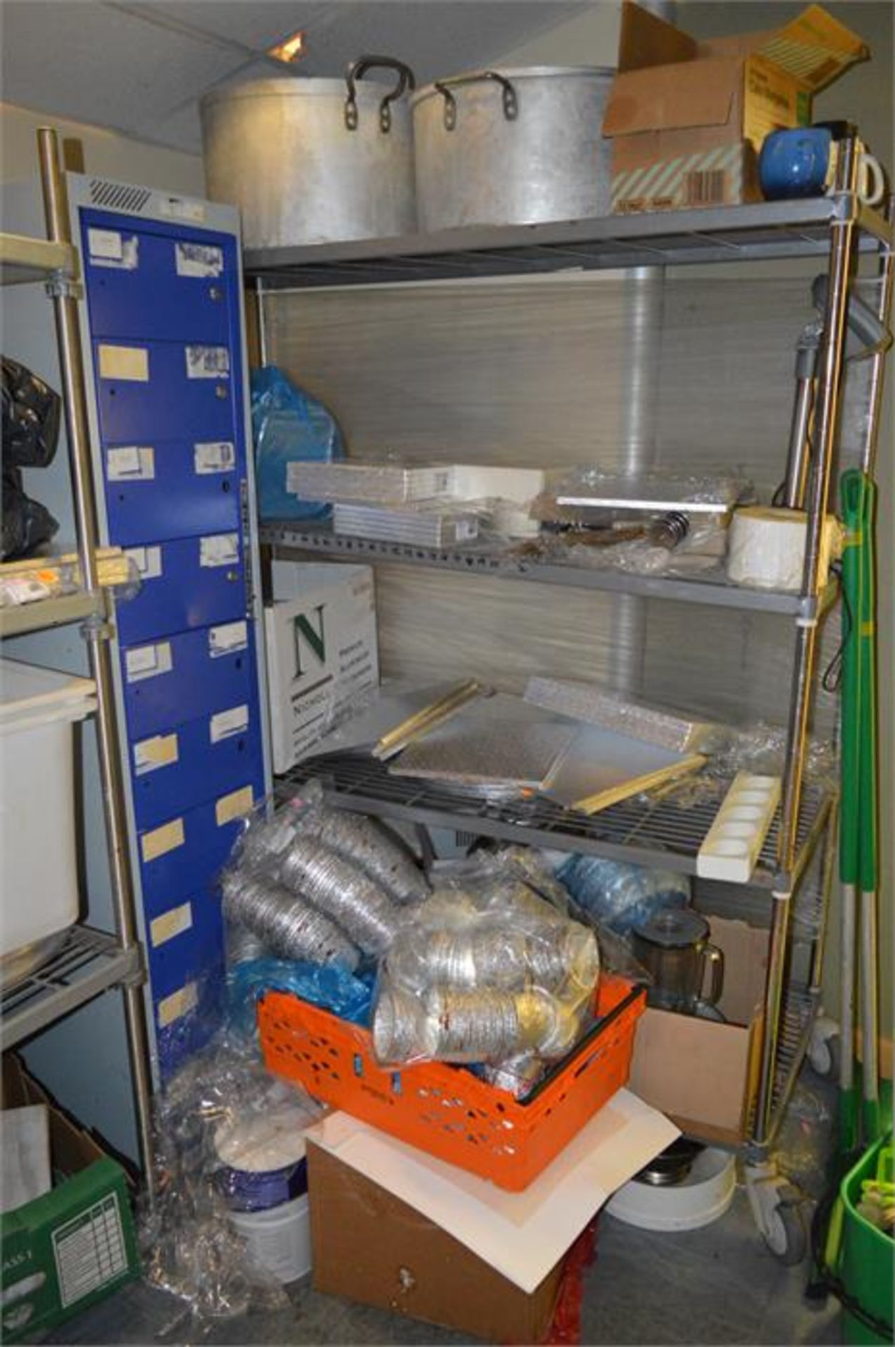 Contents of stock room to include: Packaging materials, oversides, cake bases, boxes, poly film, - Bild 4 aus 7