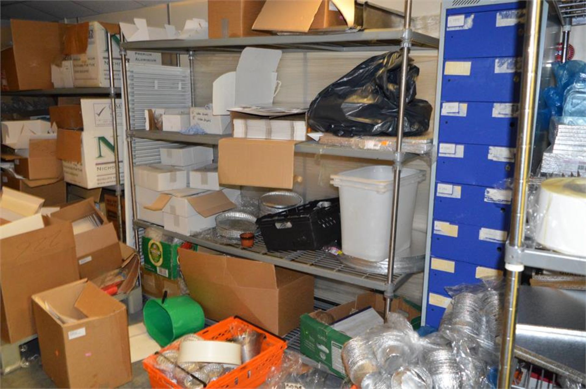 Contents of stock room to include: Packaging materials, oversides, cake bases, boxes, poly film, - Bild 3 aus 7