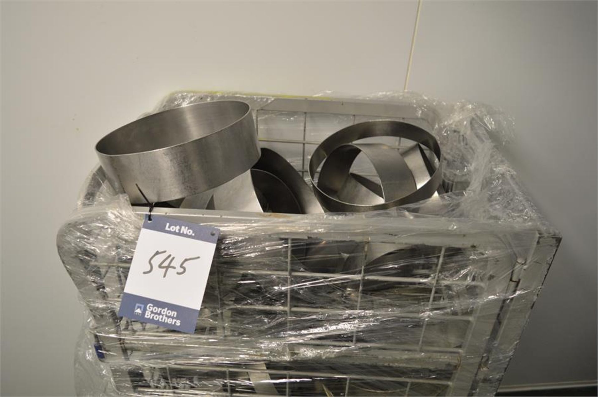 Mobile cage with stainless steel circular moulds, as lotted (Located at Continental Patisserie, - Bild 2 aus 2