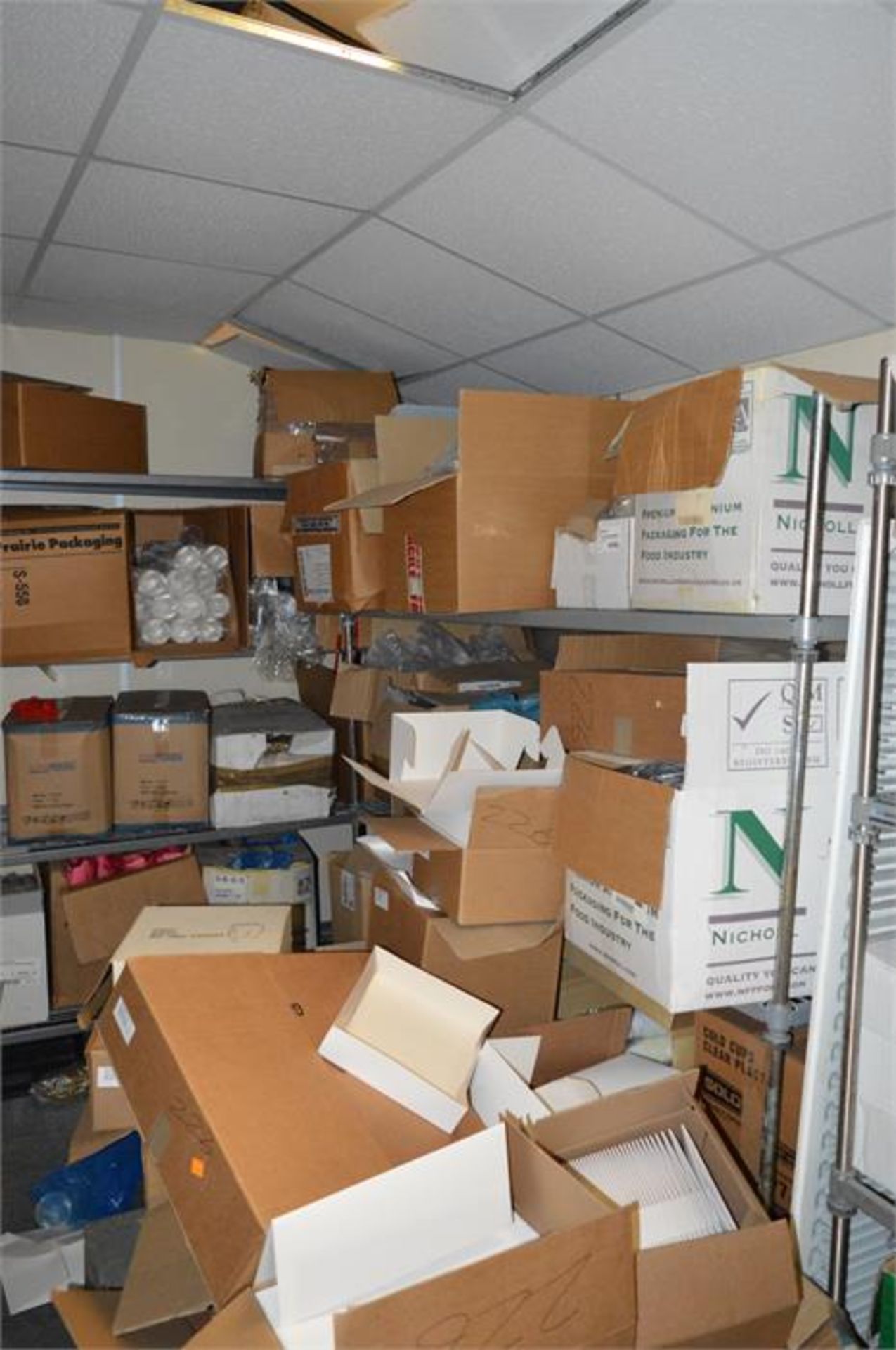 Contents of stock room to include: Packaging materials, oversides, cake bases, boxes, poly film, - Bild 5 aus 7