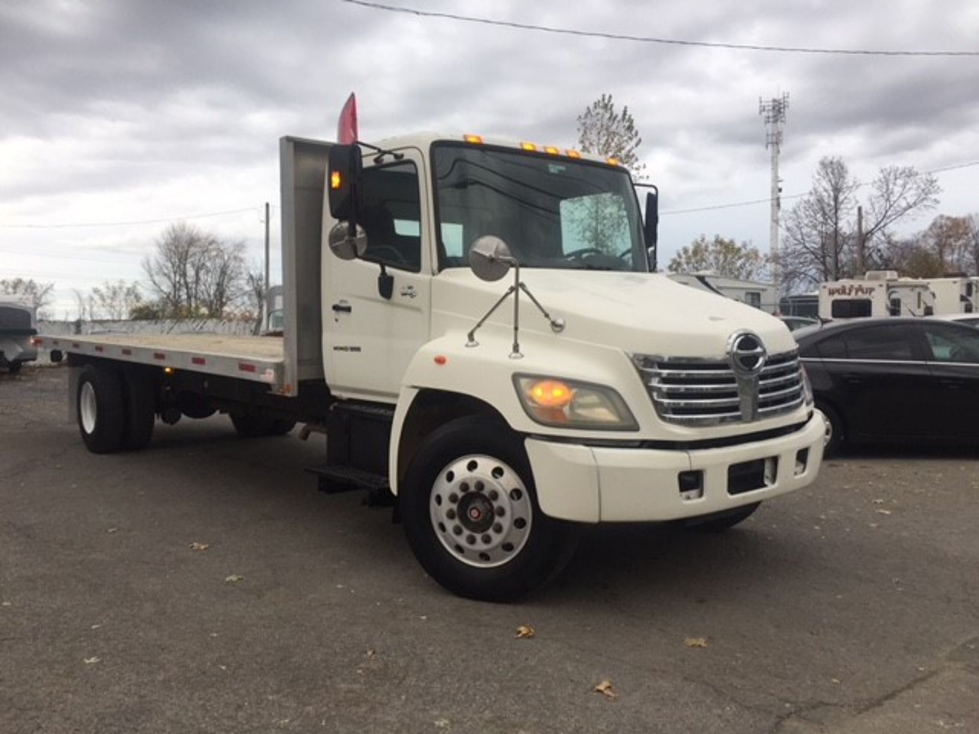 HINO 338, 24' PLATFORM TRUCK, 2007, 6-SPEED, MANUAL, 22.5 ALUMN. WHEELS/ FULL AIR/AC