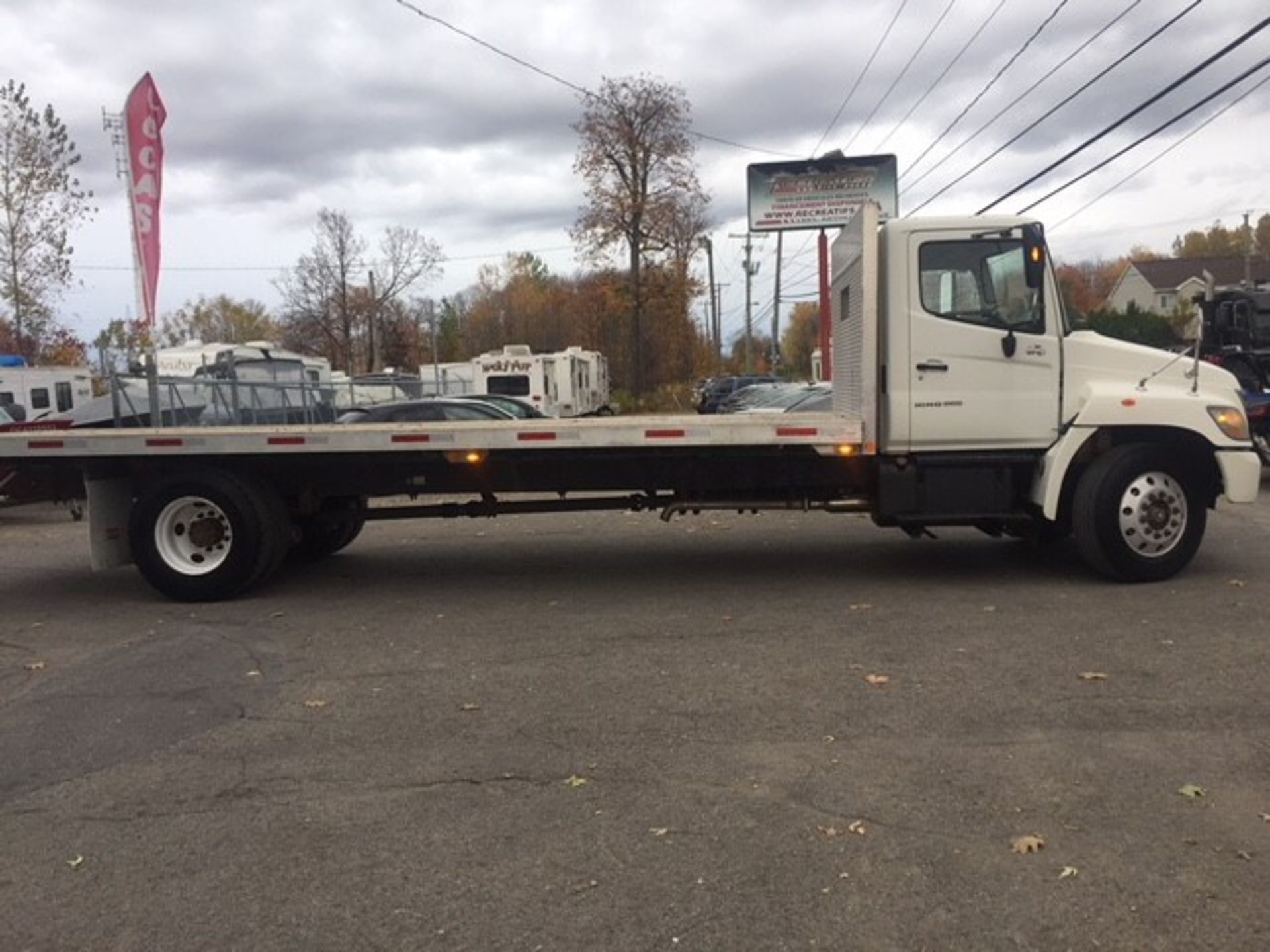 HINO 338, 24' PLATFORM TRUCK, 2007, 6-SPEED, MANUAL, 22.5 ALUMN. WHEELS/ FULL AIR/AC - Image 2 of 6