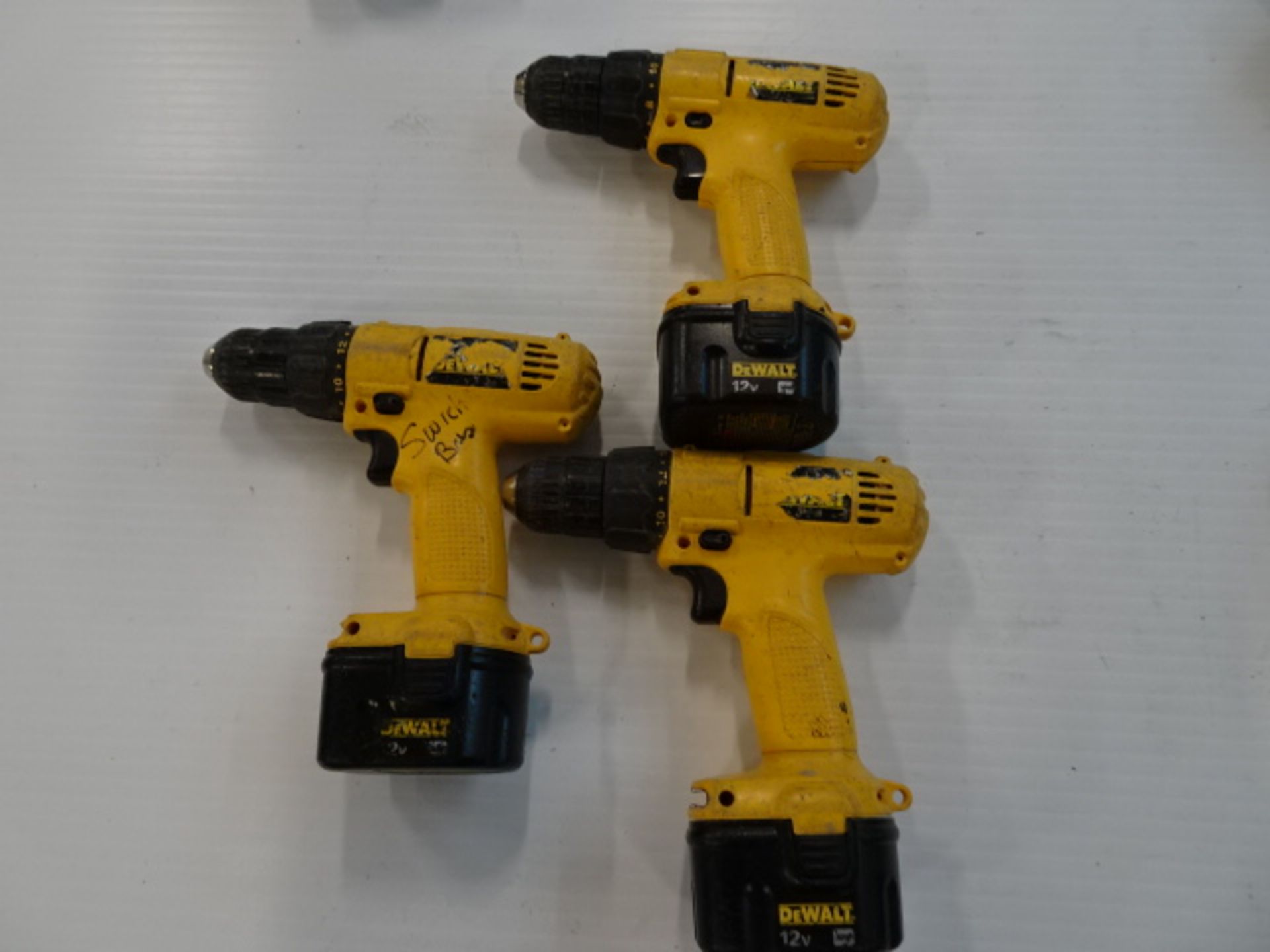 Lot de (4) perceuses à batterie 12 volts "Dewalt" (4) 12 volts Cordless drill driver - Image 4 of 6