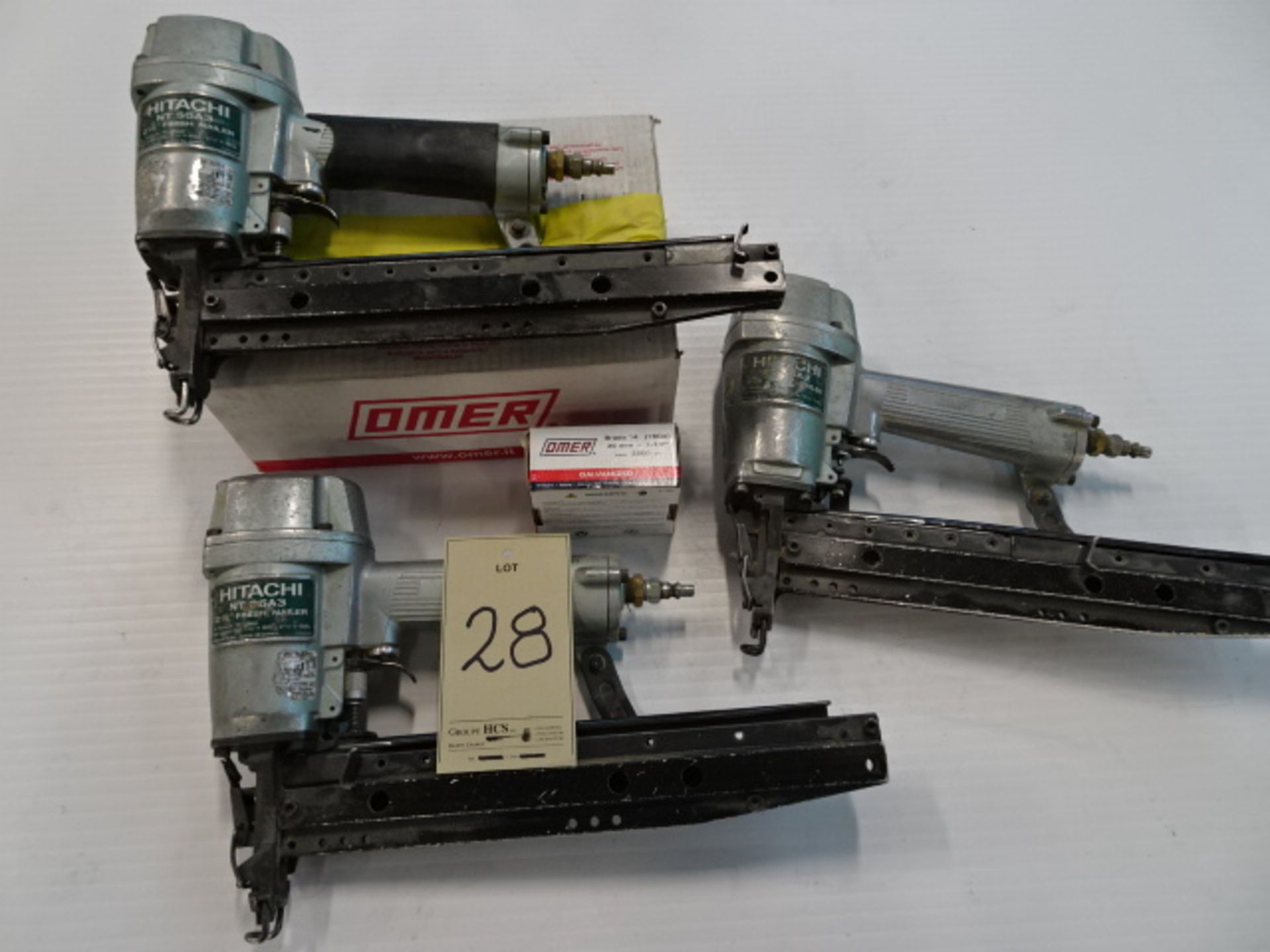 Lot de (3) Cloueuses pneumatique de finition 2½" "Hitachi" 2½" pneumatic finish brad nailer