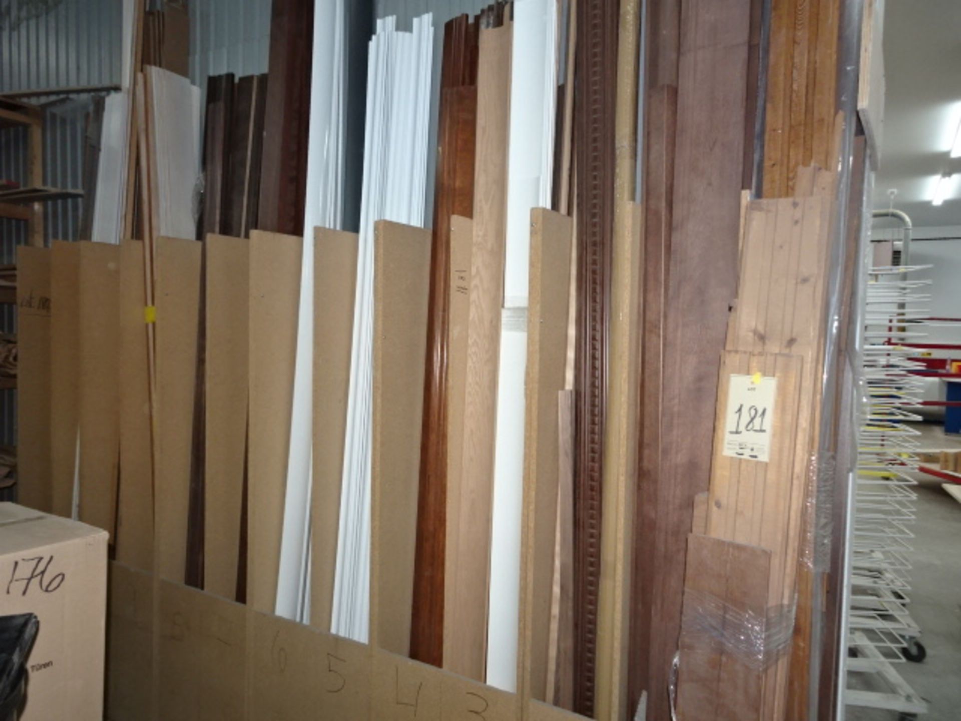 Lot de (± 100) moulures et planches murales assorties en bois, pvc + rack