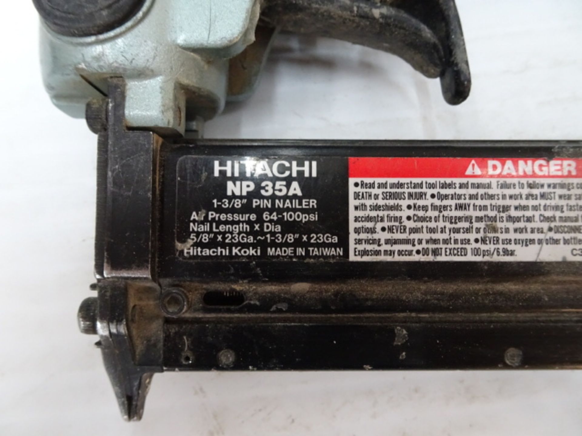 Lot de (4) outrils pneumatiques "Paslode" & "Hitachi" pneumatic tools - Image 7 of 7