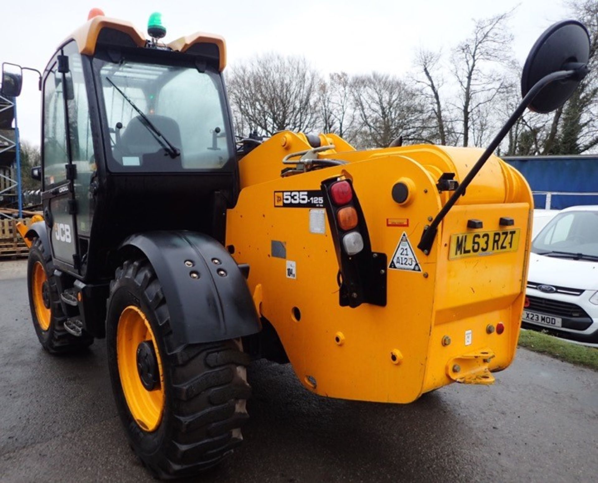 JCB 535-125 Hi-Viz T4i 12.5 metre telescopic handler Year: 2013 S/N: 2179163 Recorded Hours: 3802 - Image 3 of 13